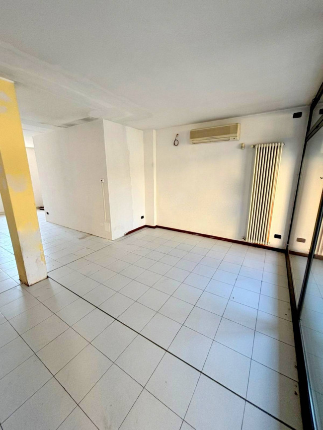 Locale commerciale in affitto a Gessate