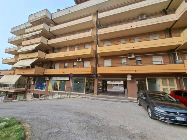 Locale commerciale in Vendita a Folignano
