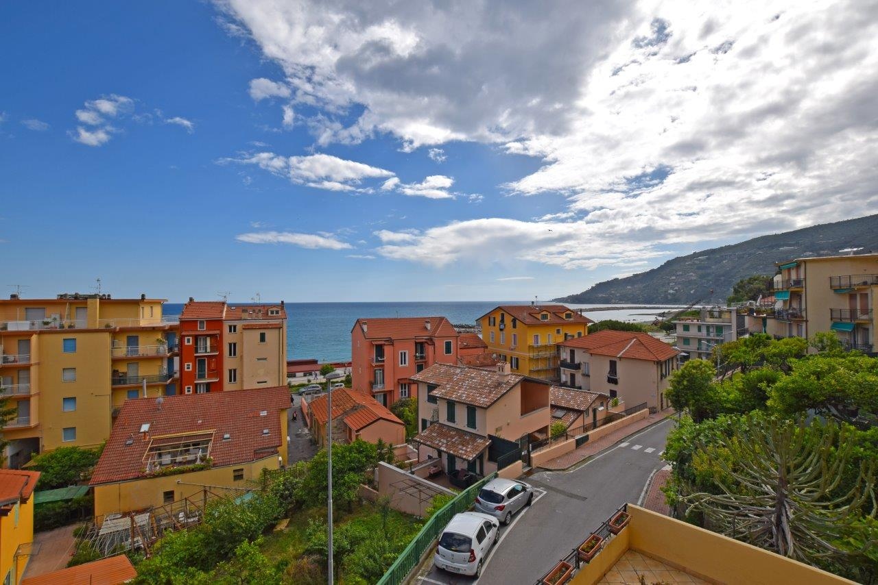 Ospedaletti, central three bedroom apartment for sale