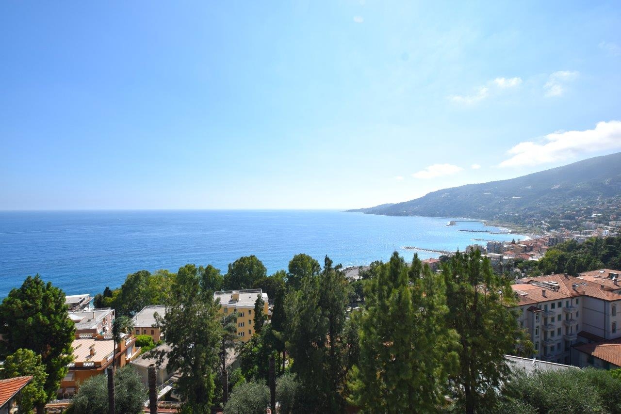 Astonishing apartment with terrace and seaview for sale in Ospedaletti
