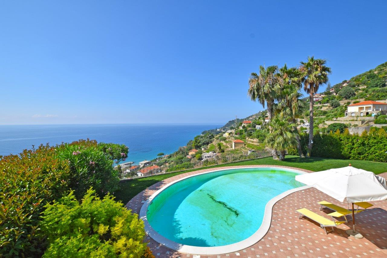 Remarkable villa with seaview for sale in Ospedaletti