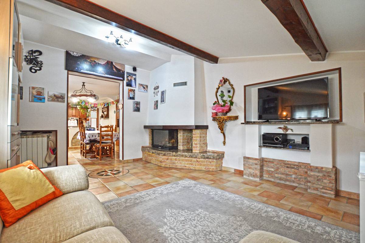Villa for sale in quiet residential area in Soldano, West Liguria