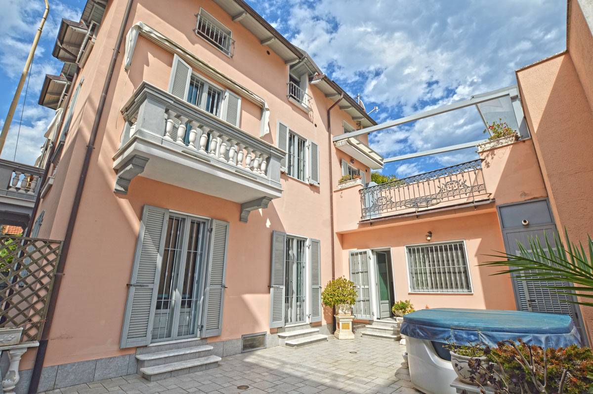 Central apartment in Villa for sale in Bordighera