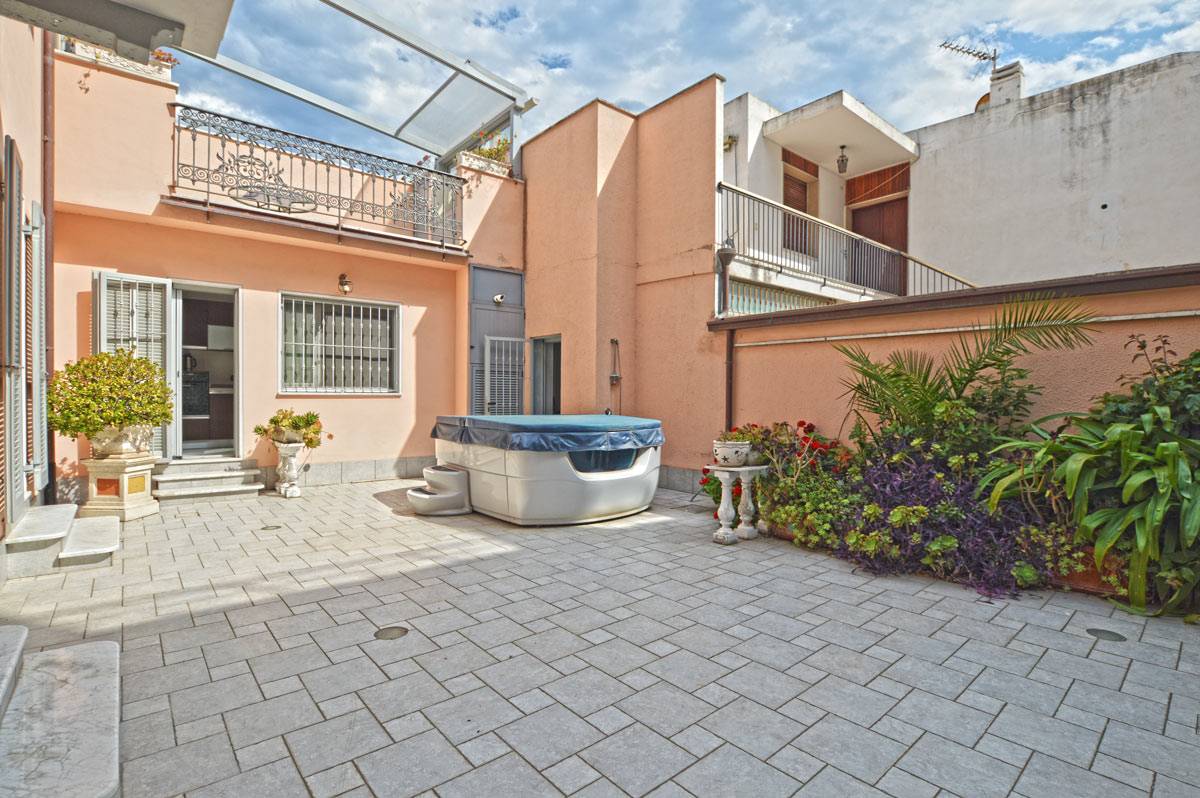 Central apartment in Villa for sale in Bordighera Central apartment in Villa for sale in Bordighera