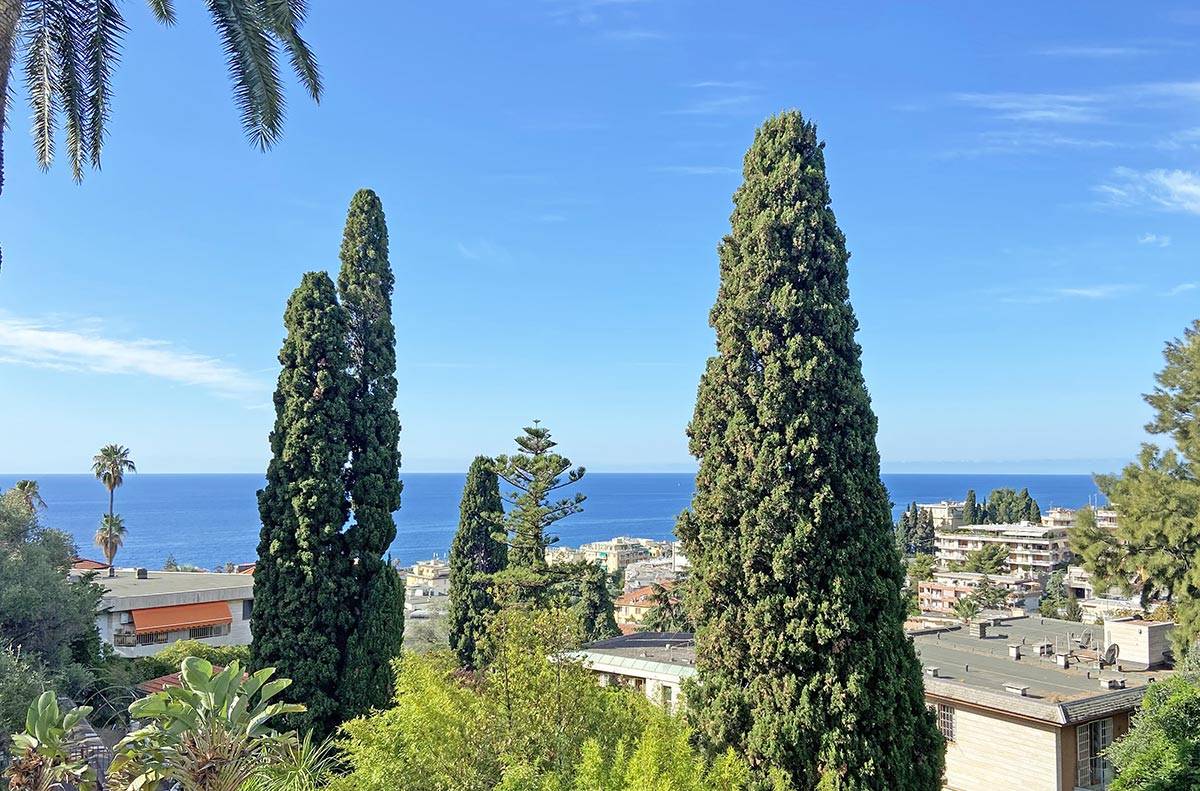 Last-floor apartment in historical villa, with terrace and sea view for sale in San Remo