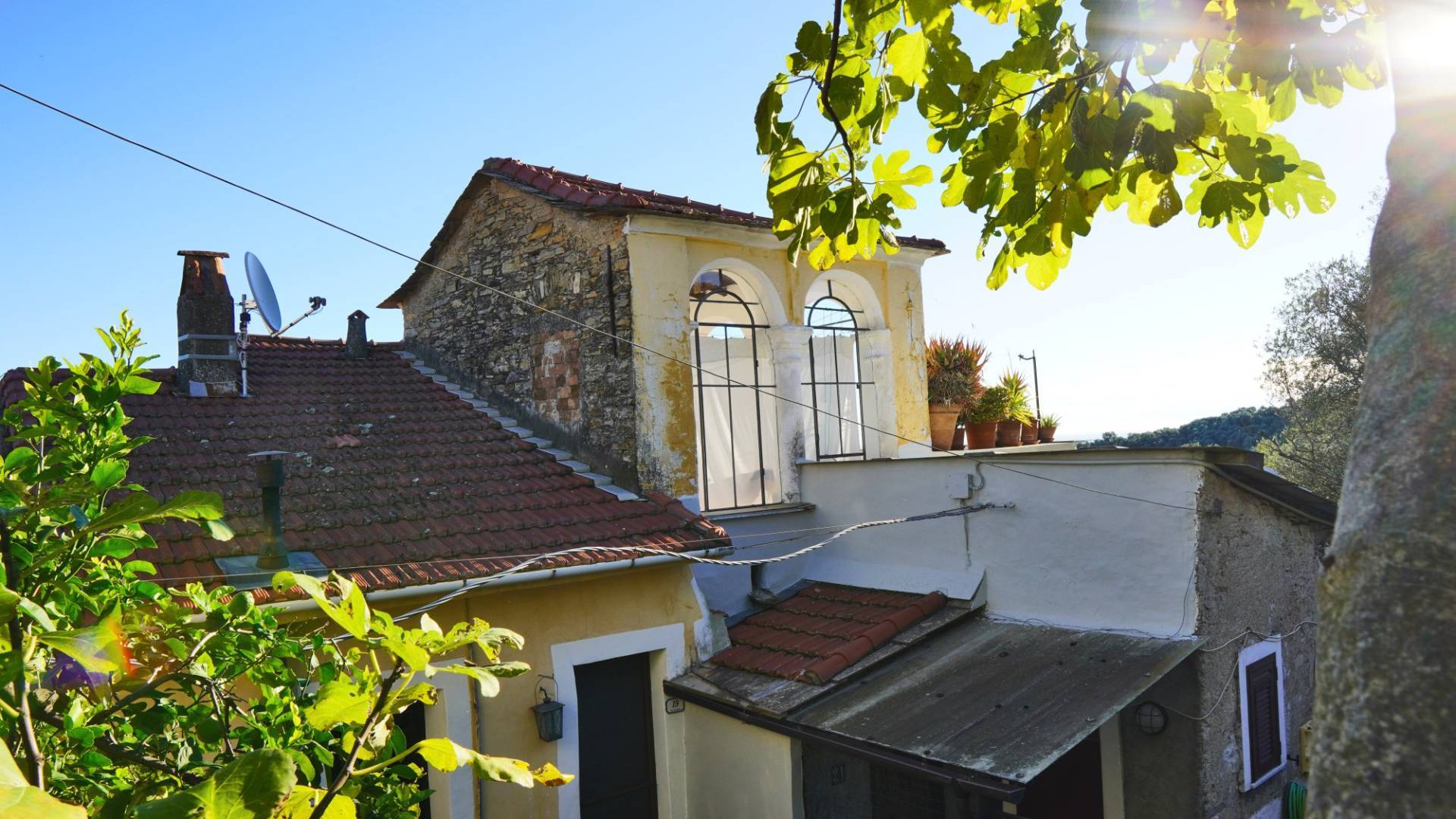 Charming town house for sale in Dolcedo with a loggia terrace and stunning sea views. 