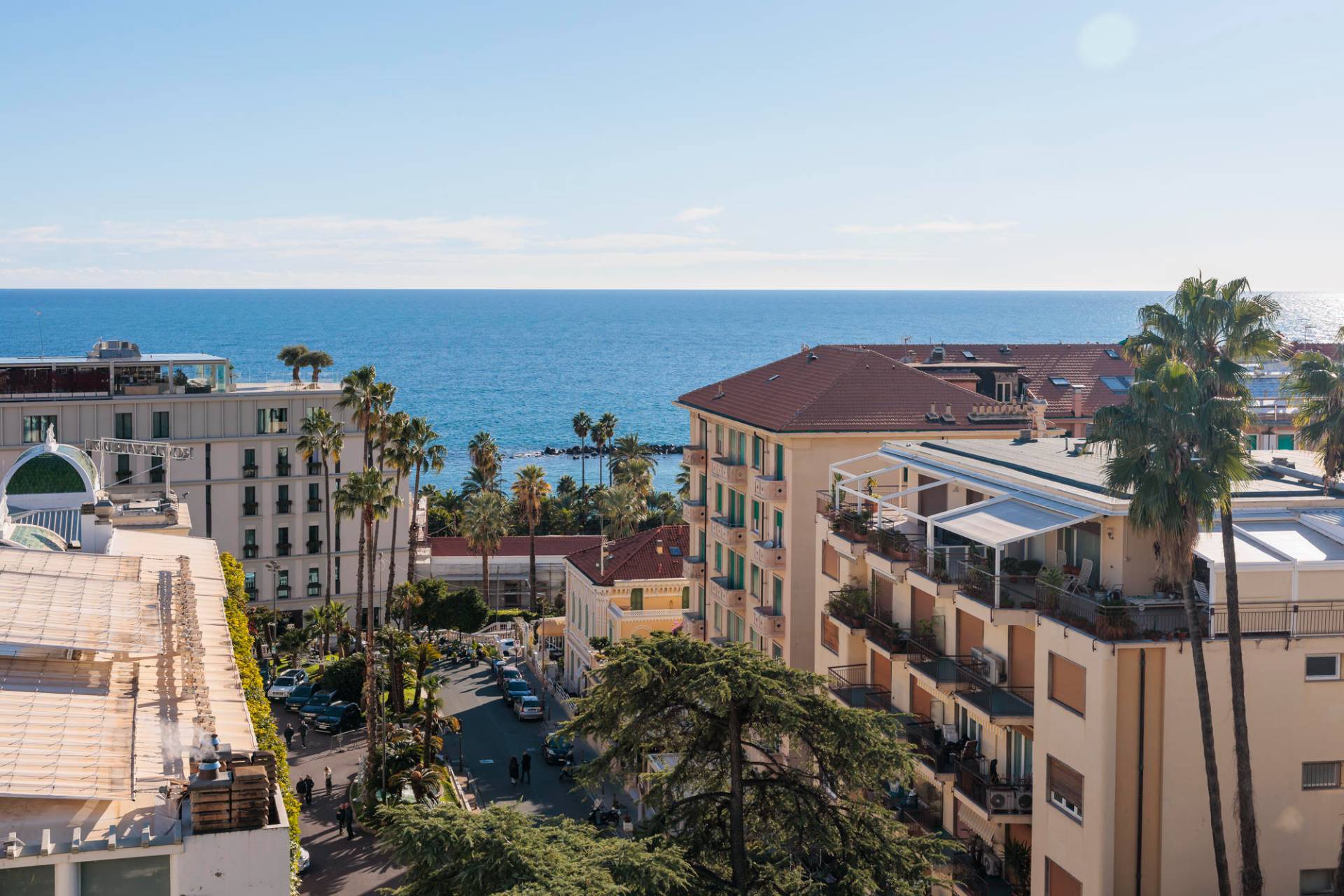 Elegant and spacious apartment for sale in San Remo, with sea-view terrace and private garage, just a few steps from the Casino