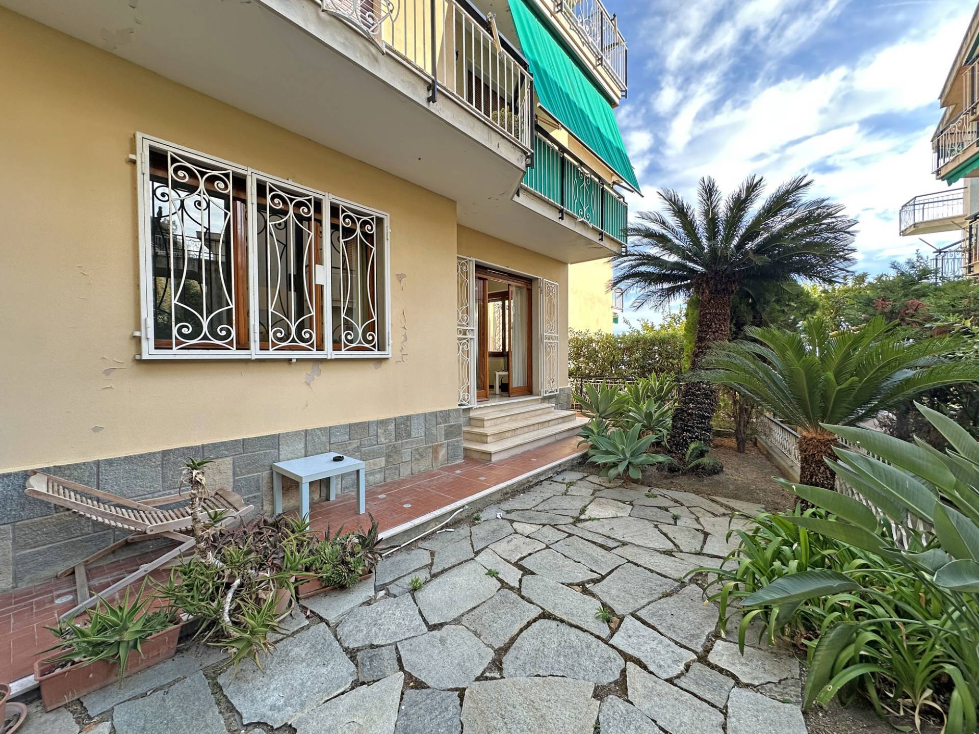 Central two bedroom apartment for sale in Ospedaletti