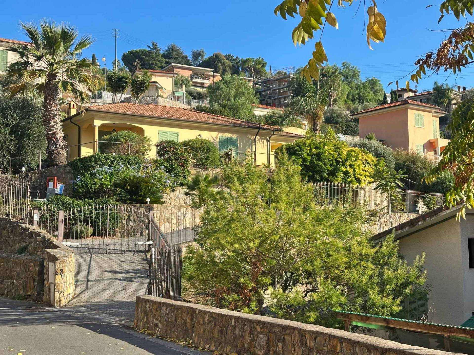 Villa for sale in Bordighera with private garden, terrace and large garage at walking distance to the sea