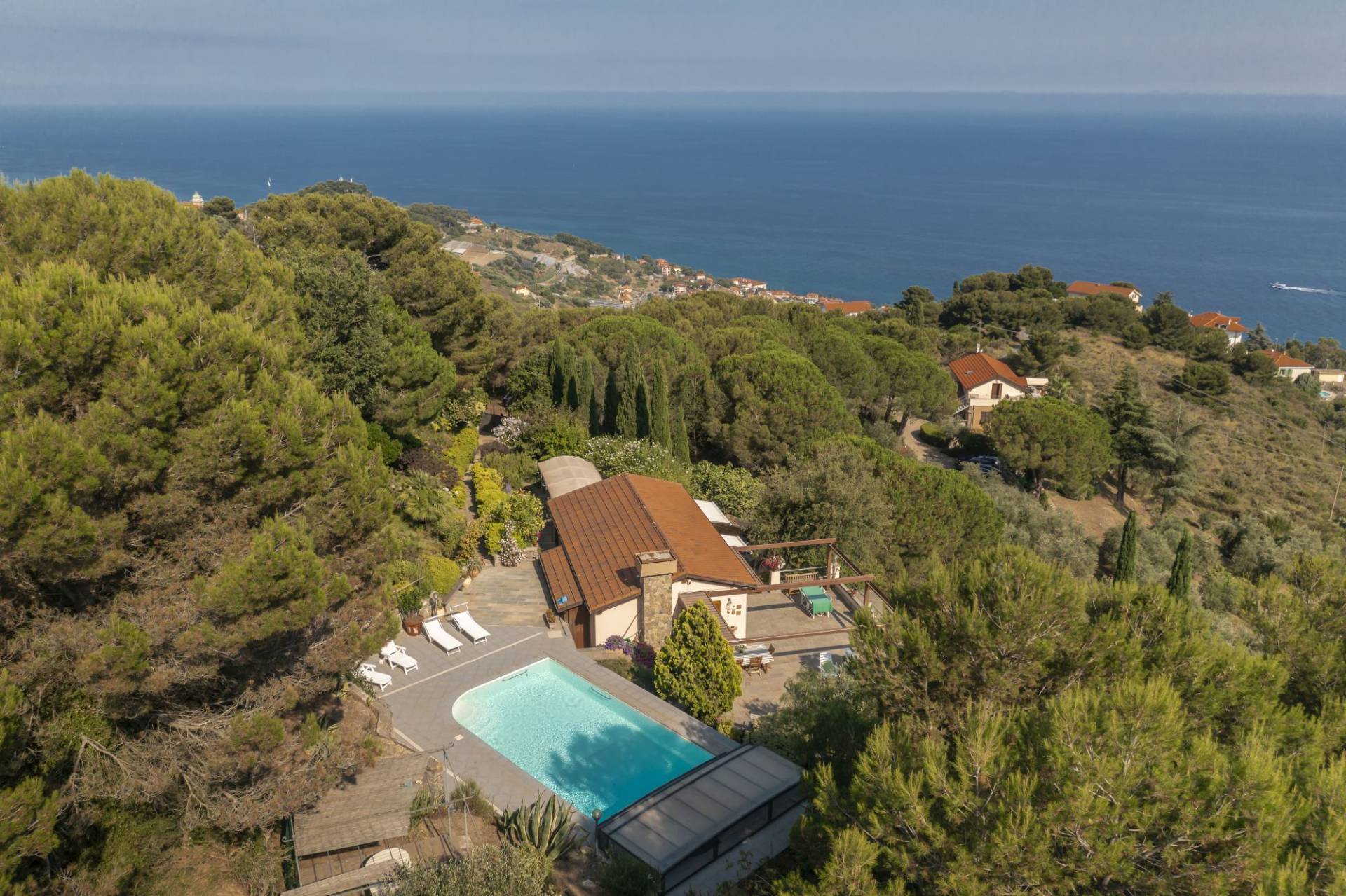 Amazing villa with swimming pool and panoramic view for sale in Cipressa