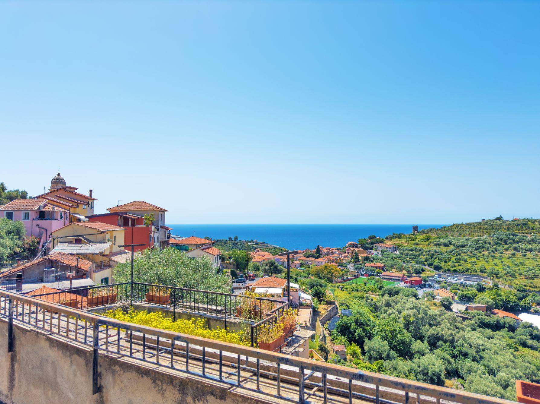 Townhouse with panoramic views to complete