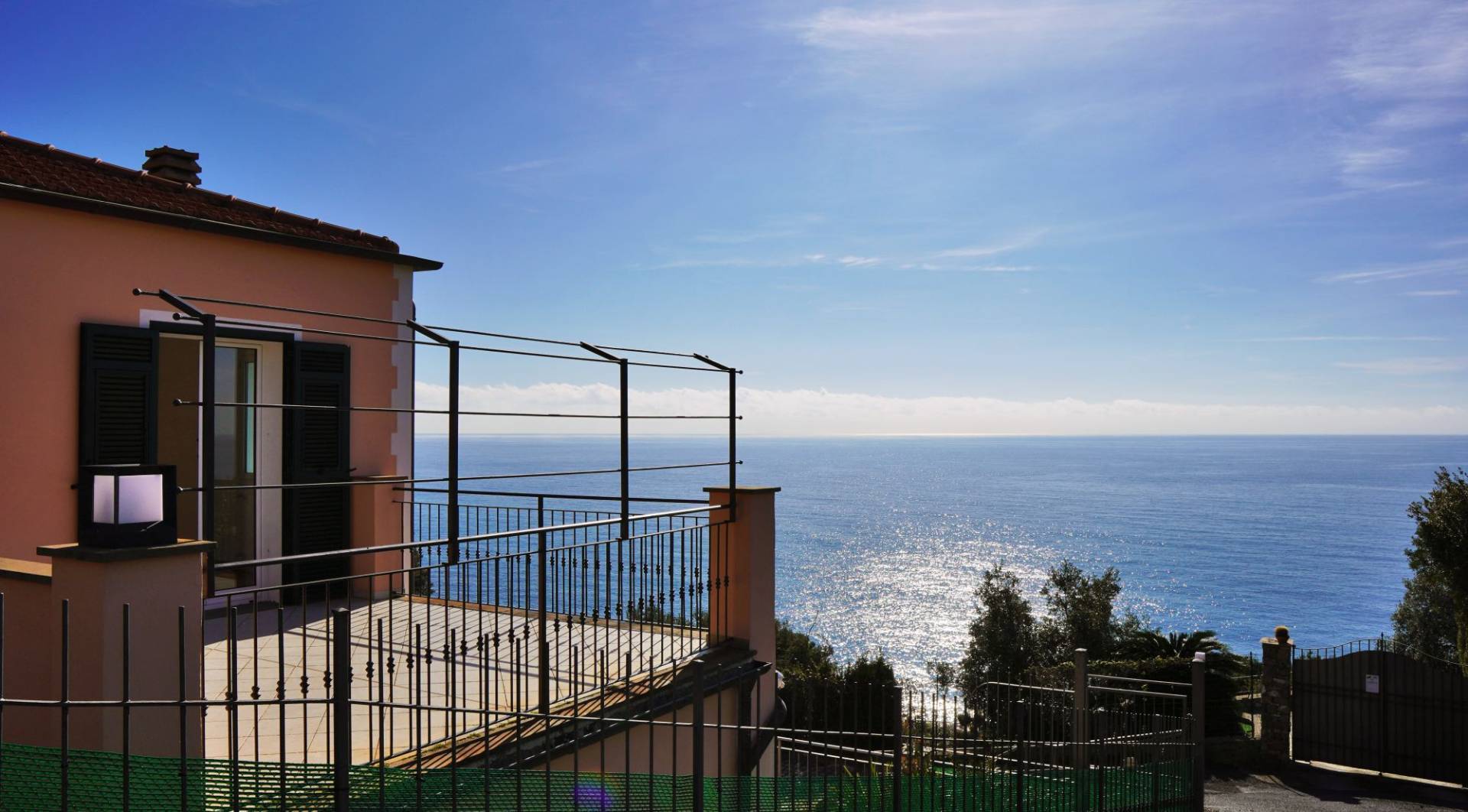Apartment with large terrace and wonderful sea view for sale in Cipressa