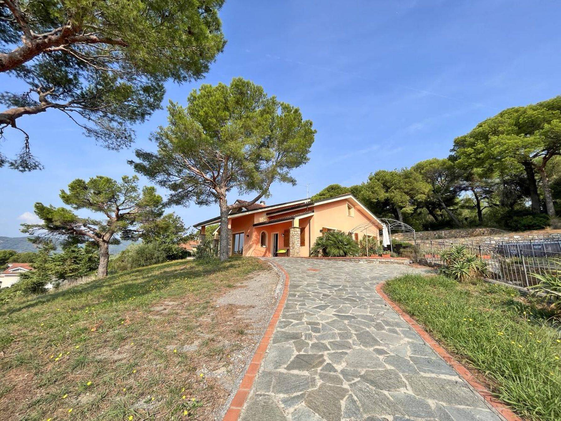 Villa for sale in Diano Castello with enchanting sea view