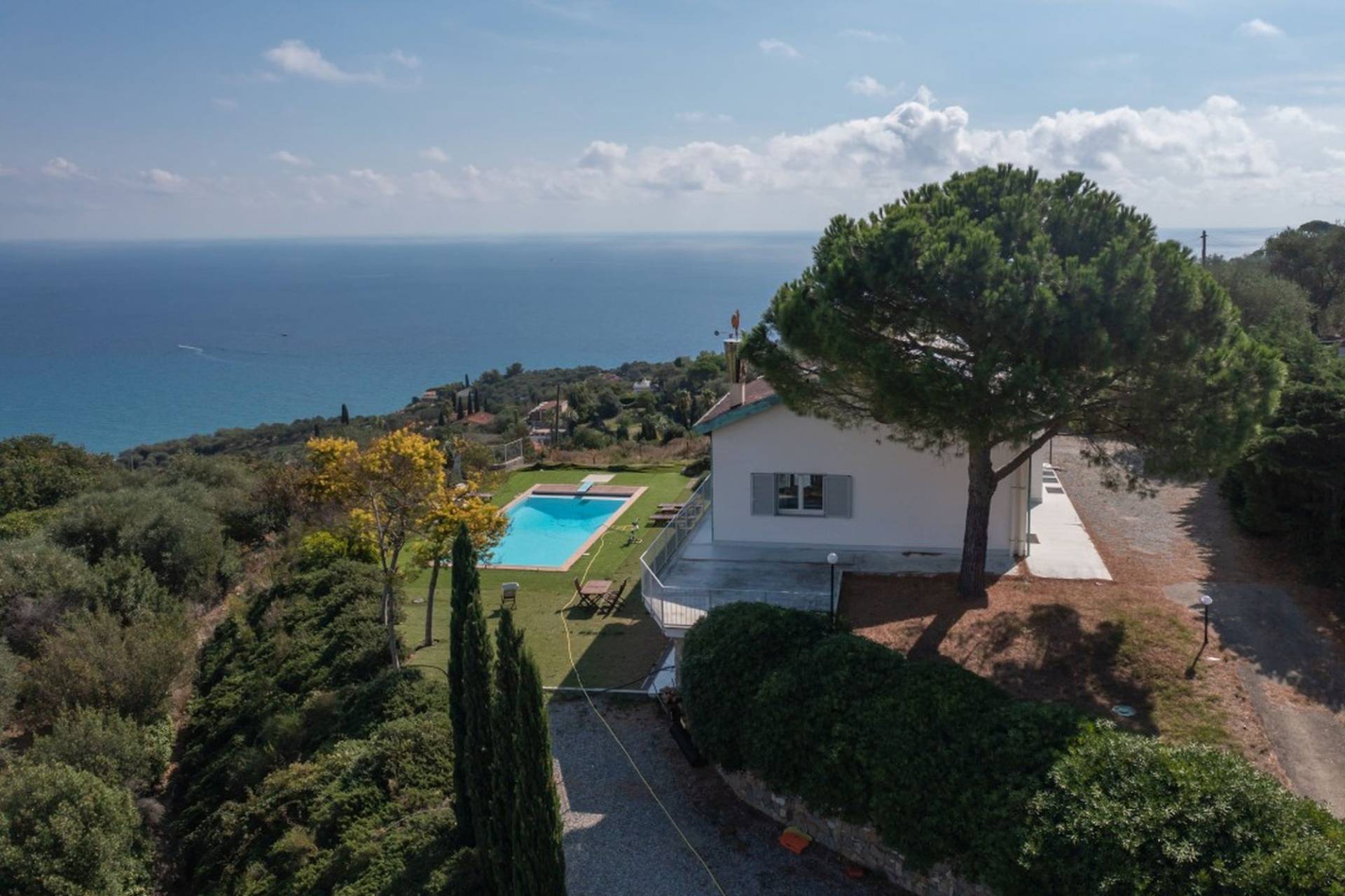 Prestigious villa for sale dominant over Diano Marina, offering incredible views of the sea, “Capo Berta”, and the wonderful gulf