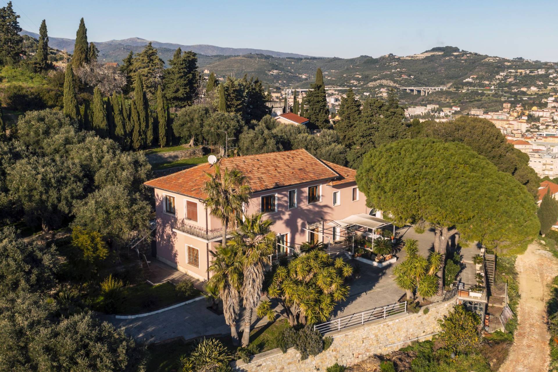 Villa “Rosa” is for sale: an extraordinary property with breathtaking sea views in Imperia