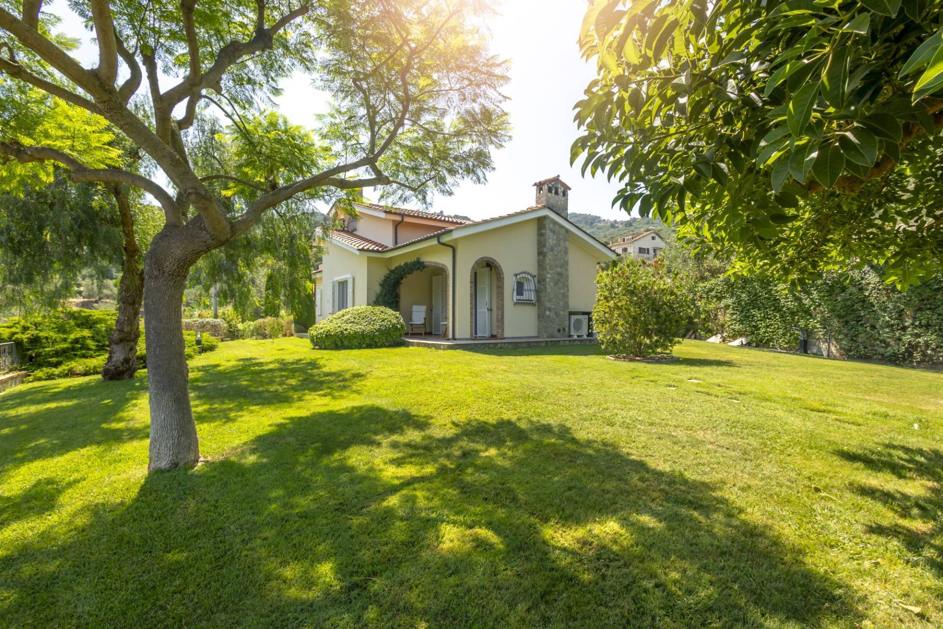 Spectacular villa with pool and enchanting garden for sale in Imperia