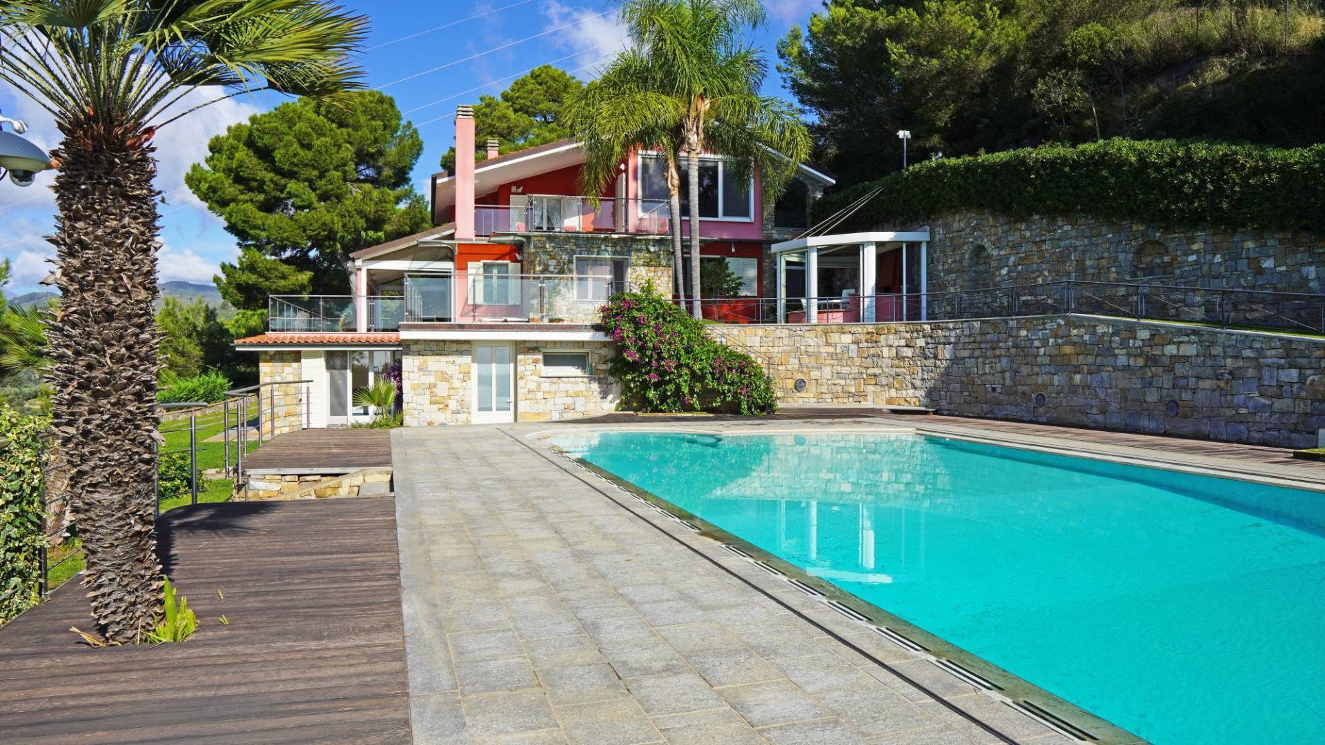 Amazing villa for sale in Imperia with wonderful pool, private park and outstanding sea views