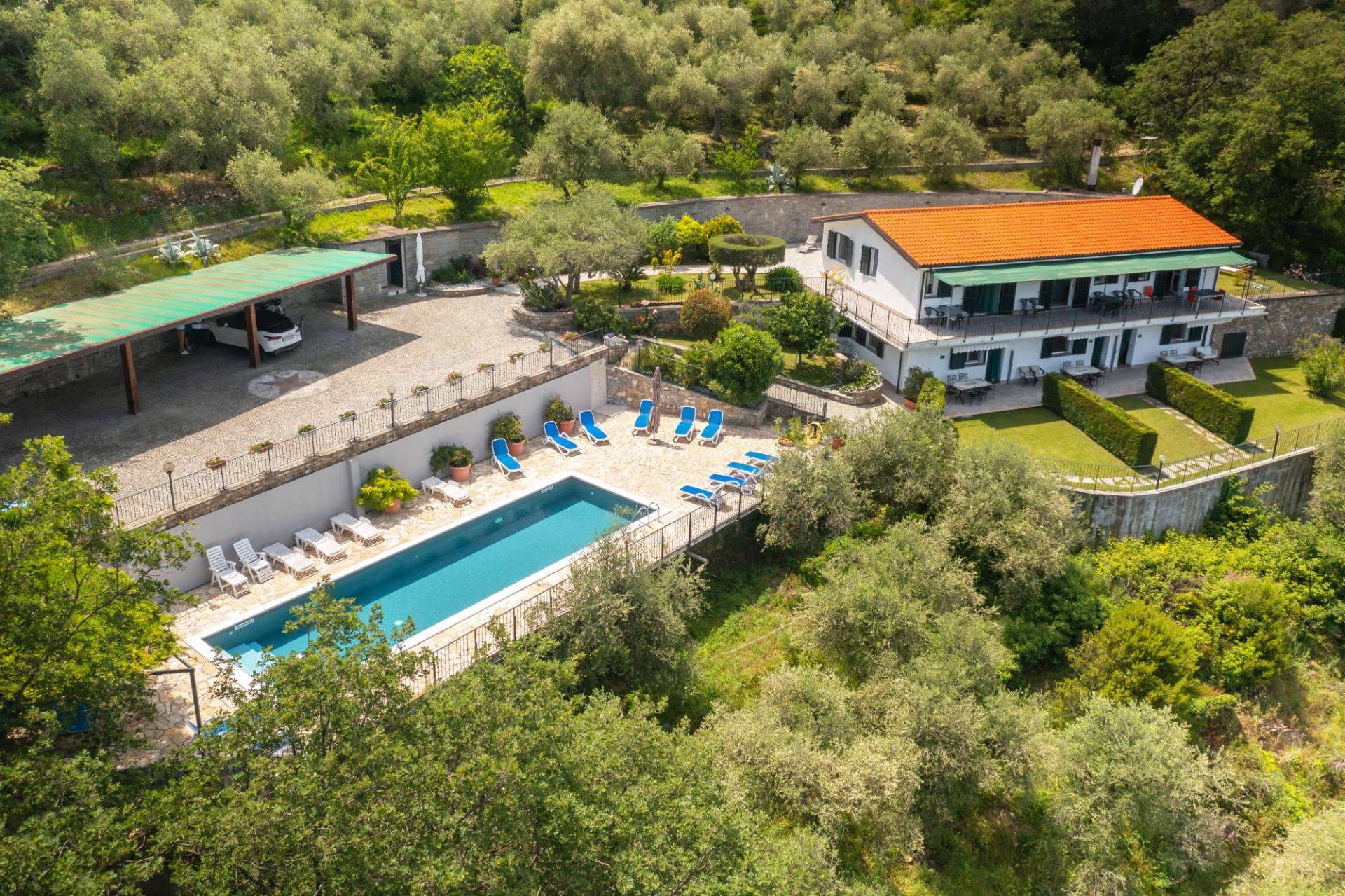 Marvelous villa with big pool and panoramic sea view for sale on the first hill of Imperia