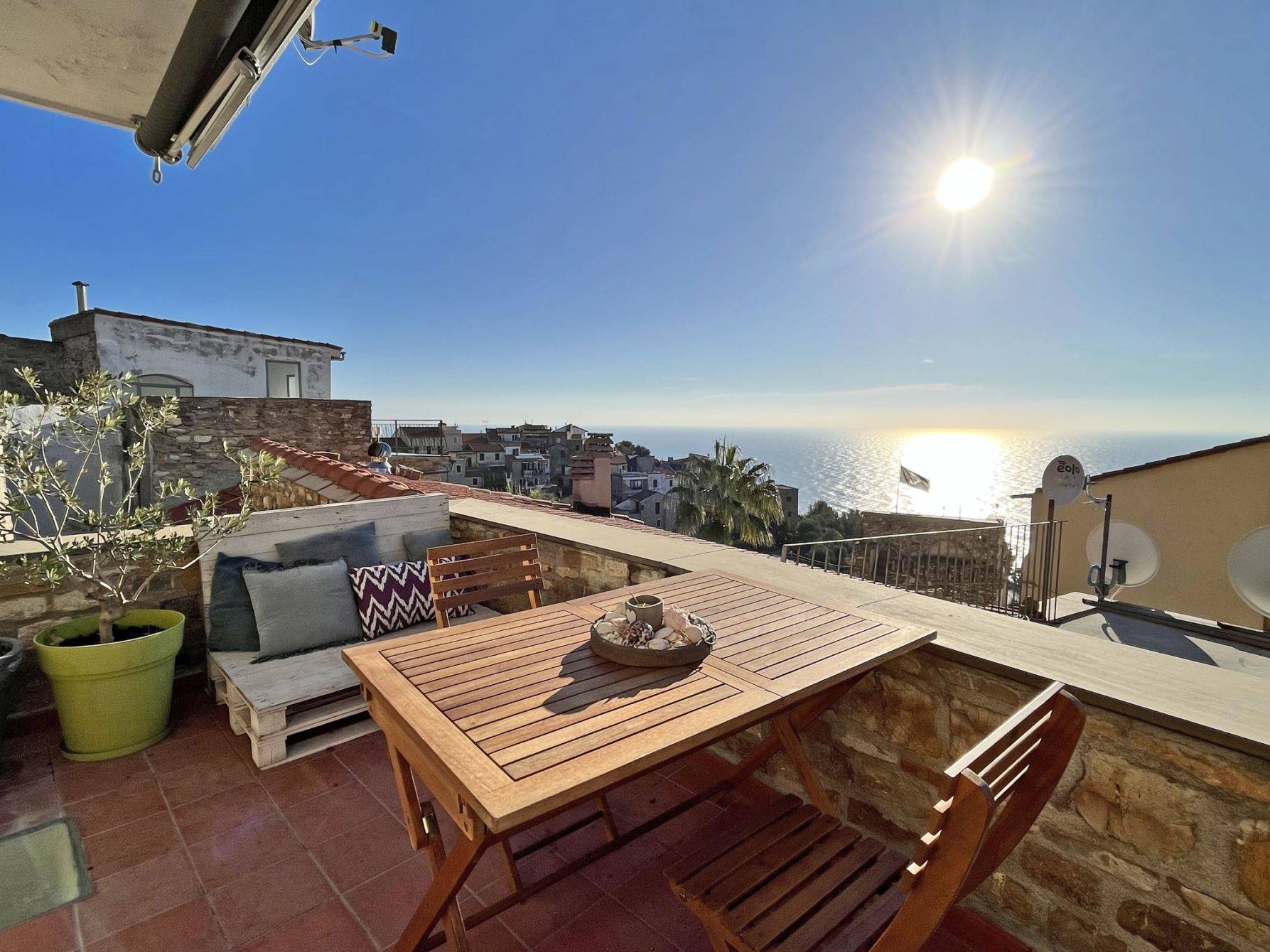 Town house for sale in Cipressa with terrace and sea view