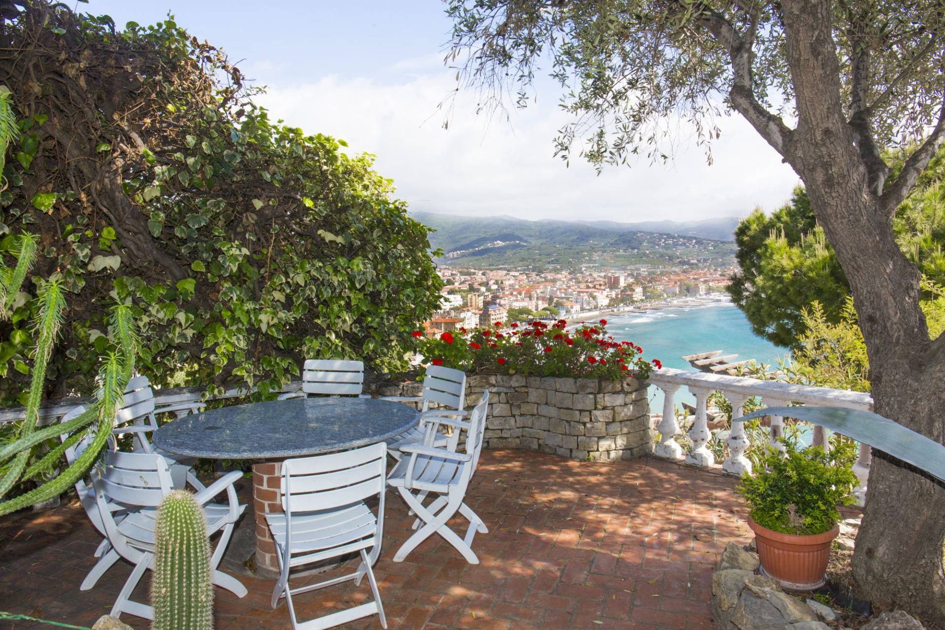 House with gorgeous sea view is now for sale in Diano Marina