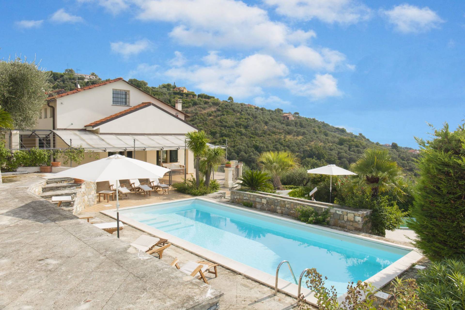 Imperia, luxury villa for sale with a mesmerizing sea view
