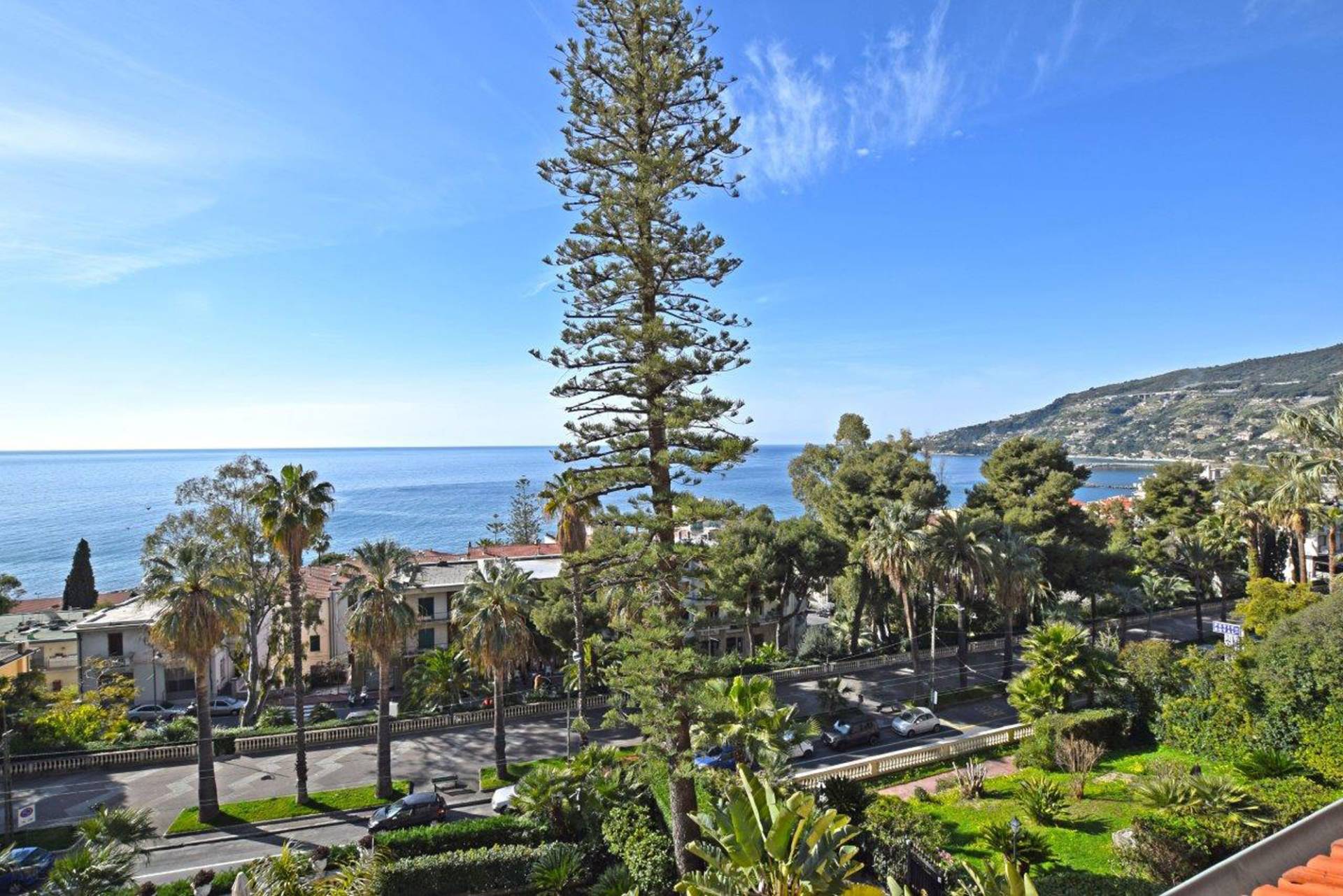 Two bedroom apartment for sale in a gorgeous mansion, in Ospedaletti