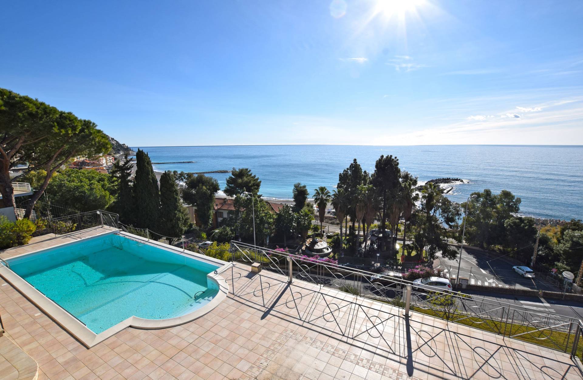 Stunning villa with sea view for sale in Ospedaletti