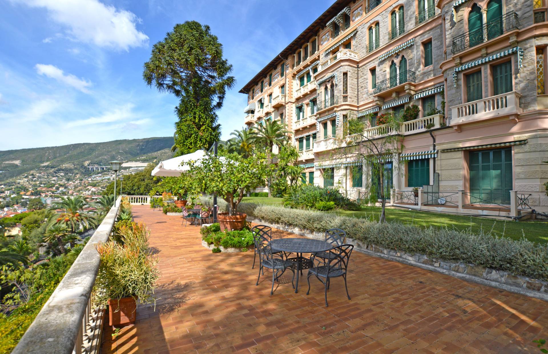 Ospedaletti, Liguria: four bedroom apartment for sale with sea view