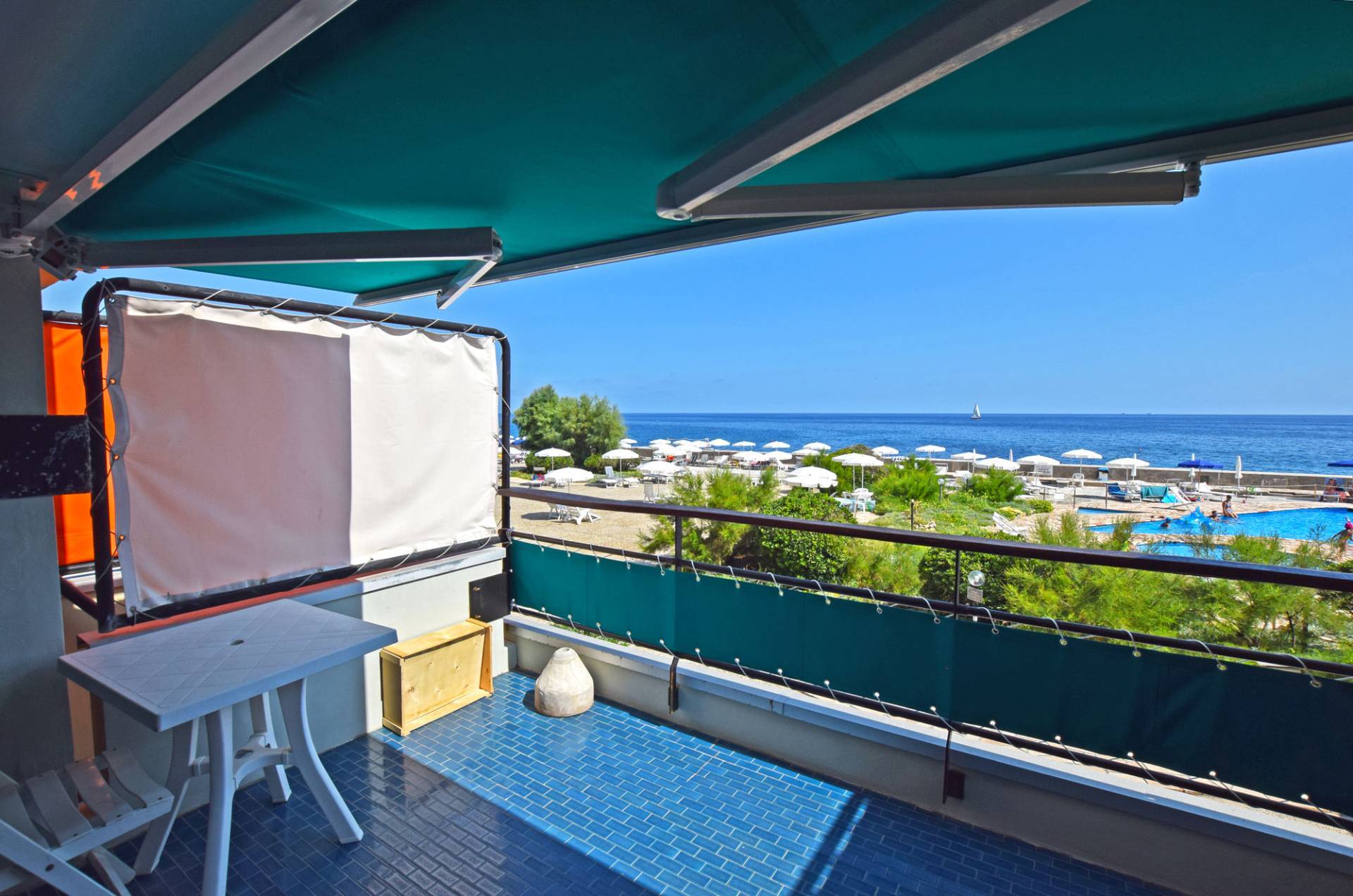 In a prestigious residential complex with double swimming pool and private beach, directly overlooking the sea in Ospedaletti, a wonderful apartment with breathtaking panoramic views is for sale