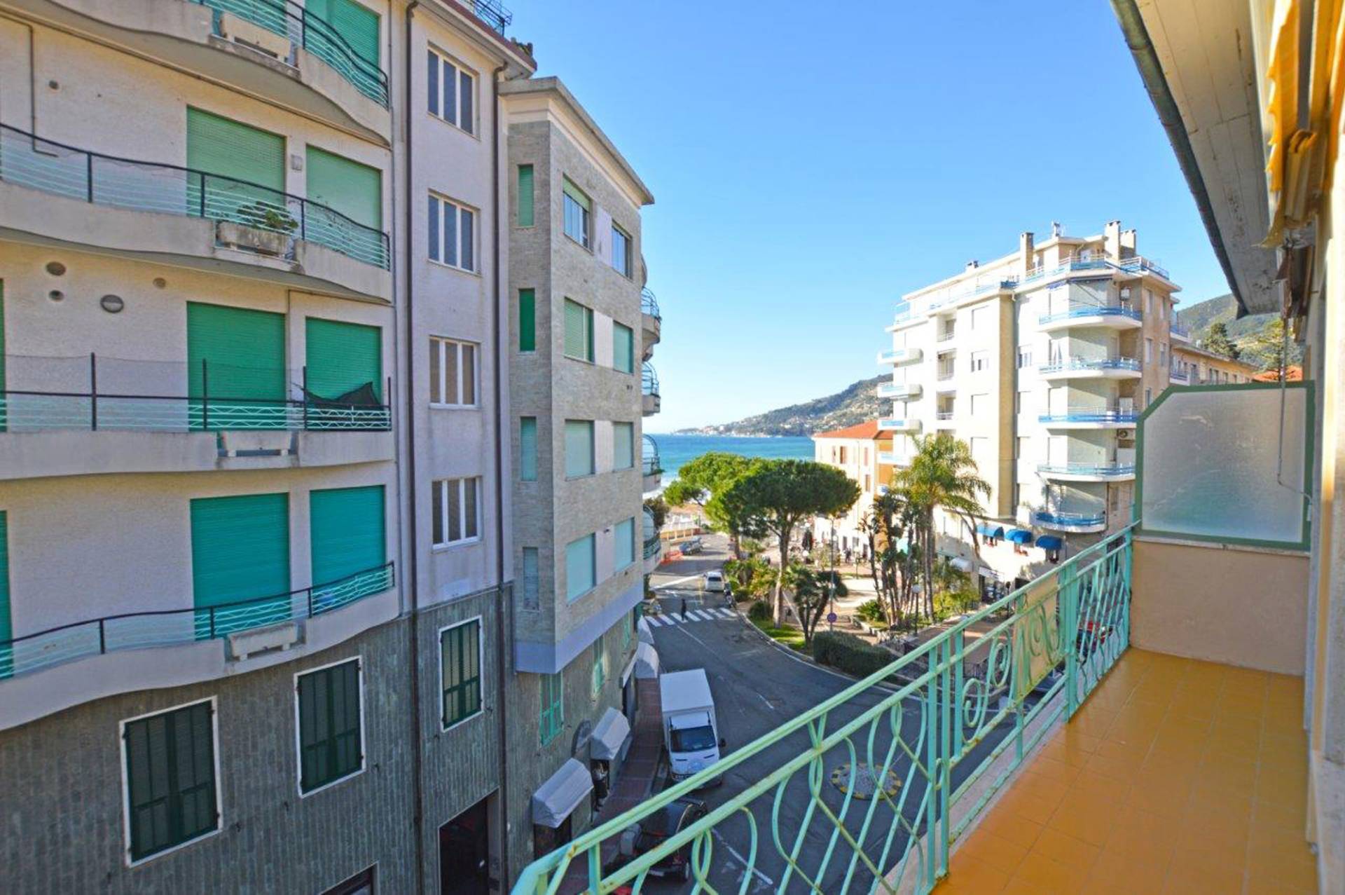 Apartment for sale in Ospedaletti in central location, just a few steps from the cycle path and the beaches