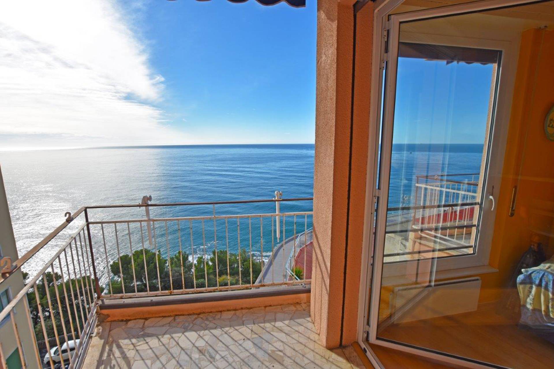 In building with concierge, convenient to the sea and services of Ospedaletti, apartment for sale with beautiful sea view