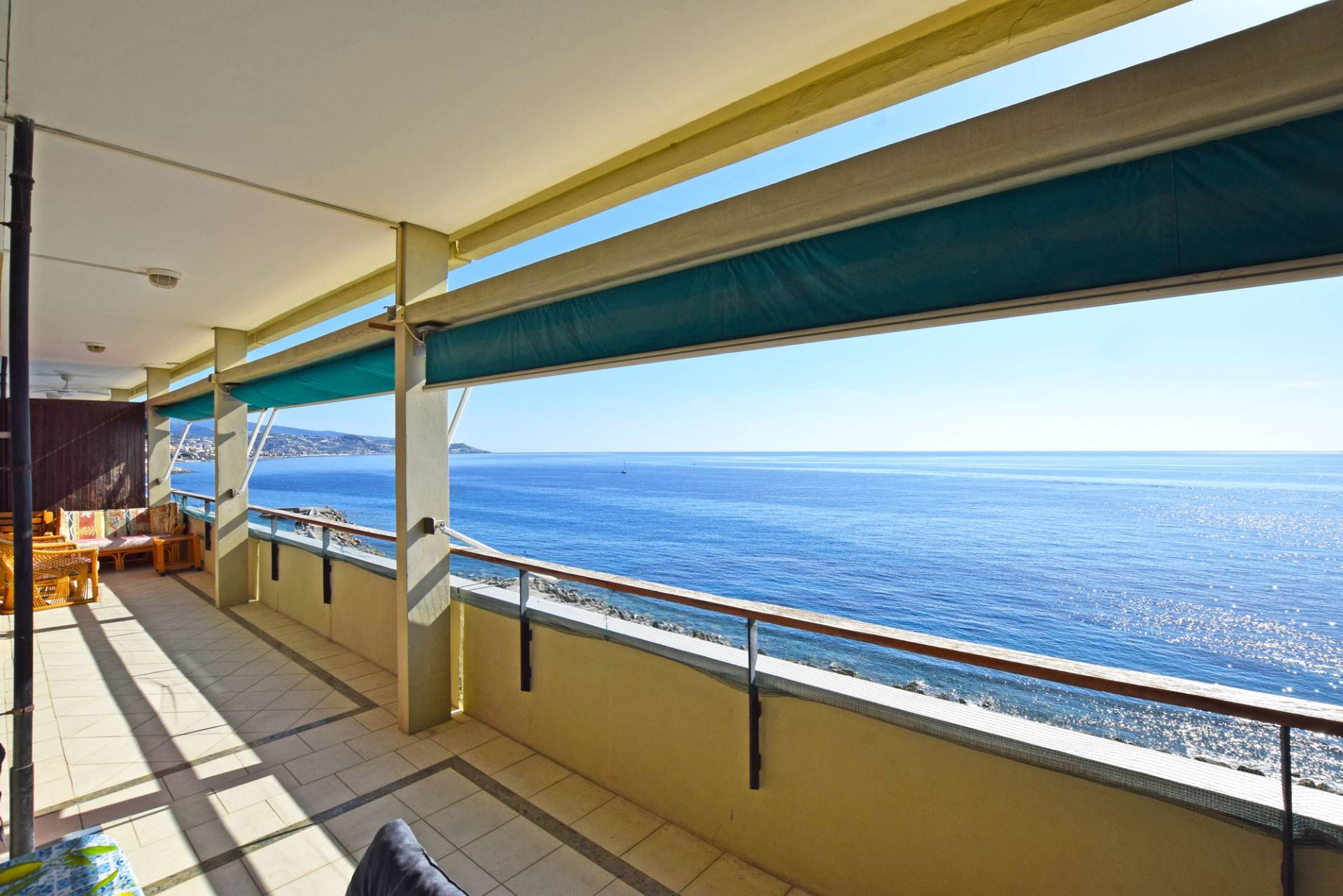 Beachfront apartment for sale in Ospedaletti