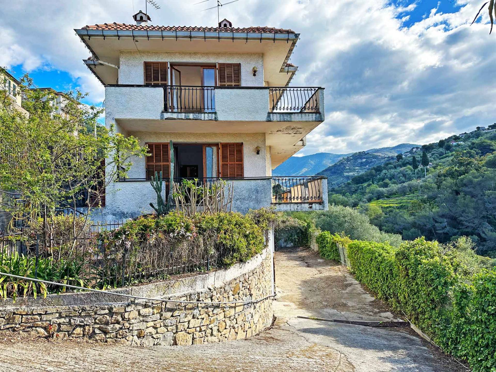 Vallebona large villa with a pleasant view a few steps from the centre