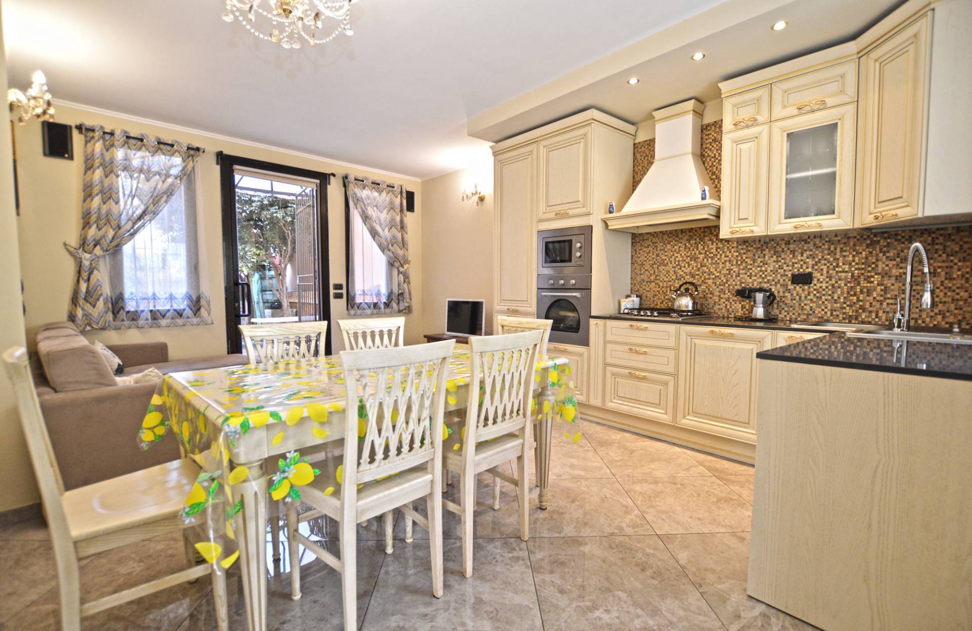 Bordighera center independent three bedroom aparment for sale