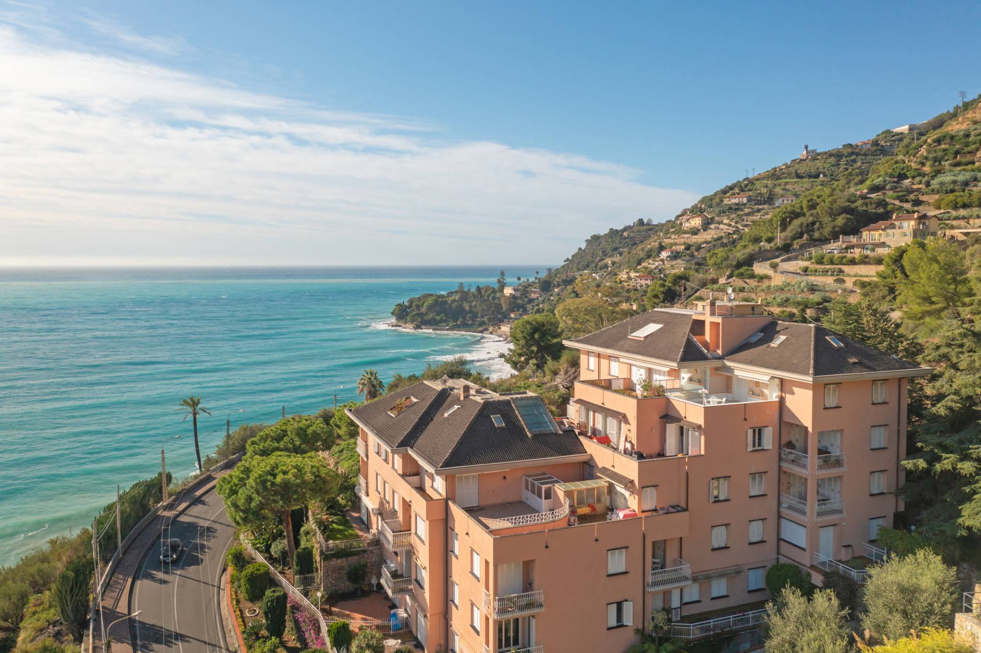 Exquisite apartment for sale in Bordighera, only a few meters from the beautiful blue Ligurian Sea with outstanding sea view