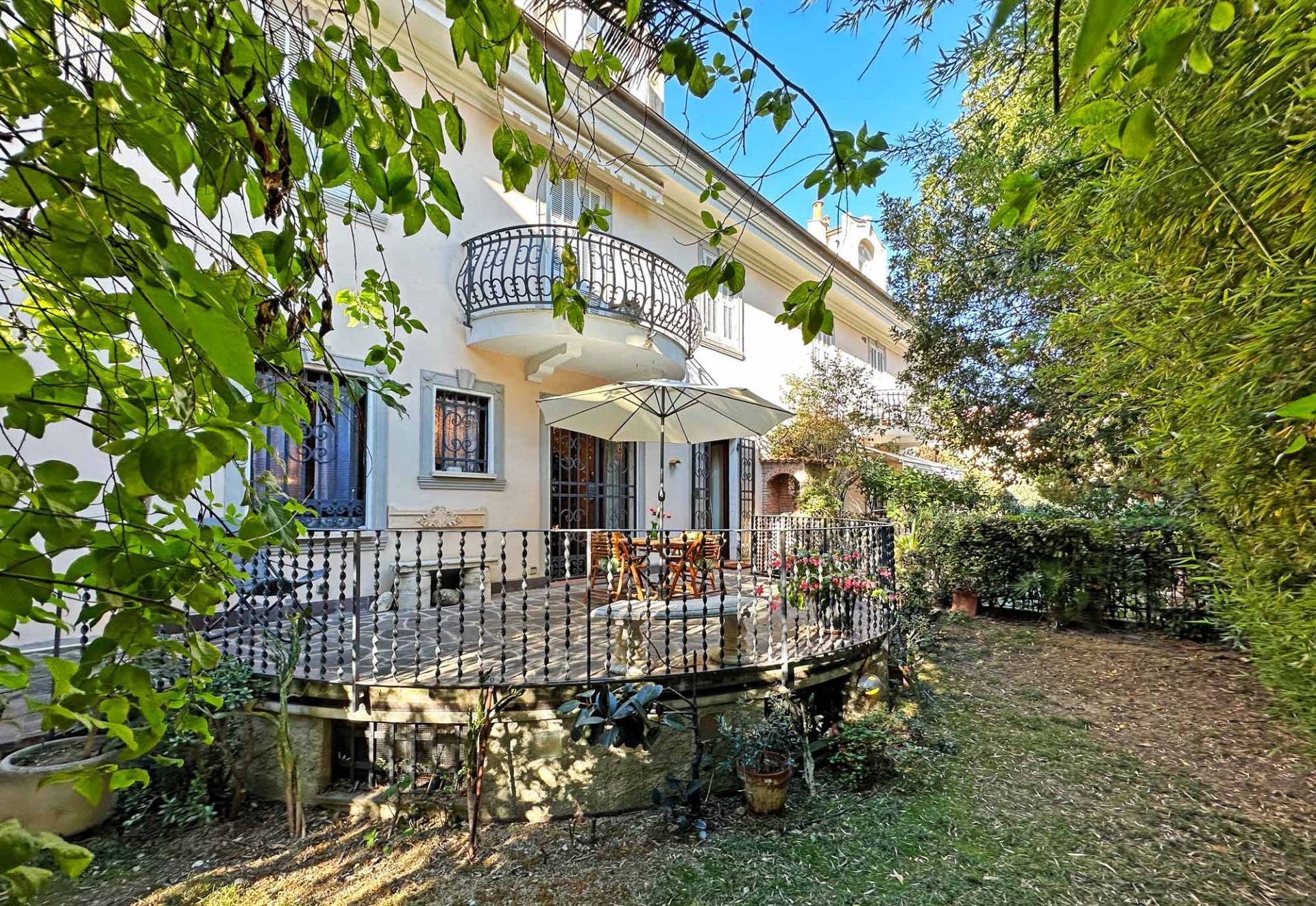A few steps from the sea of Bordighera, magnificent and unique central apartment for sale featuring private garden, terrace and individual entrance