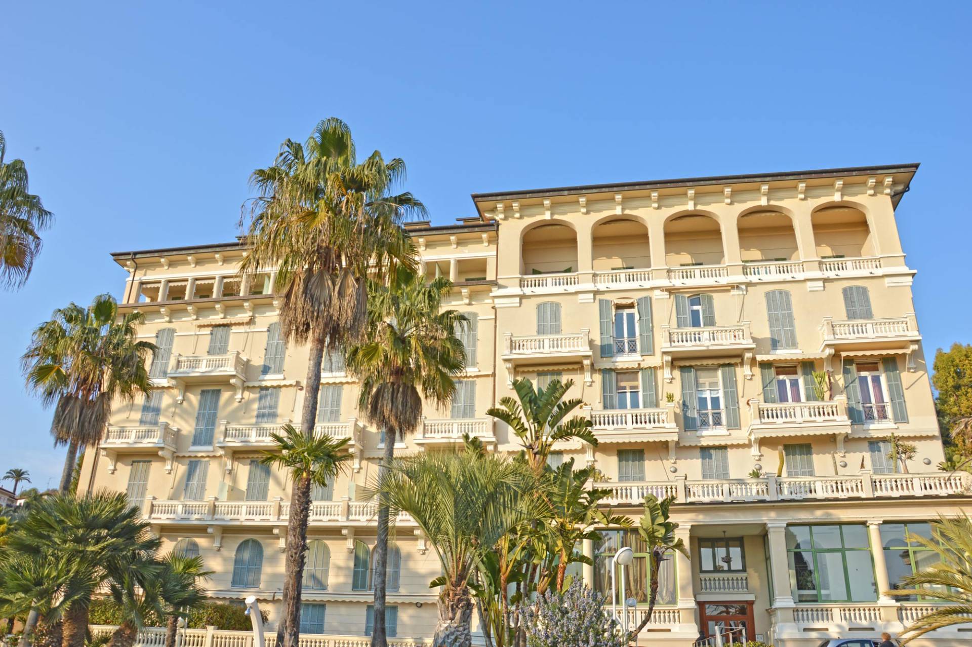 Outstanding last floor apartment for sale in Bordighera
