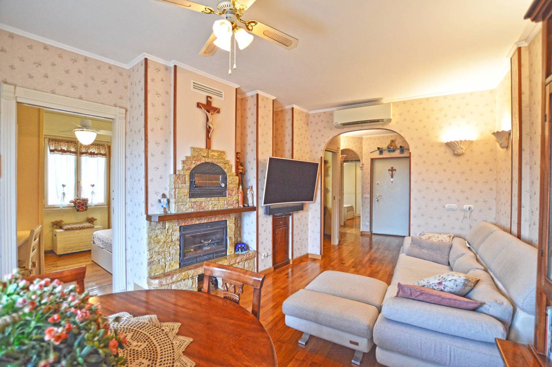 Bordighera central 3 bedroom aparment for sale on top floor with terrace and open view