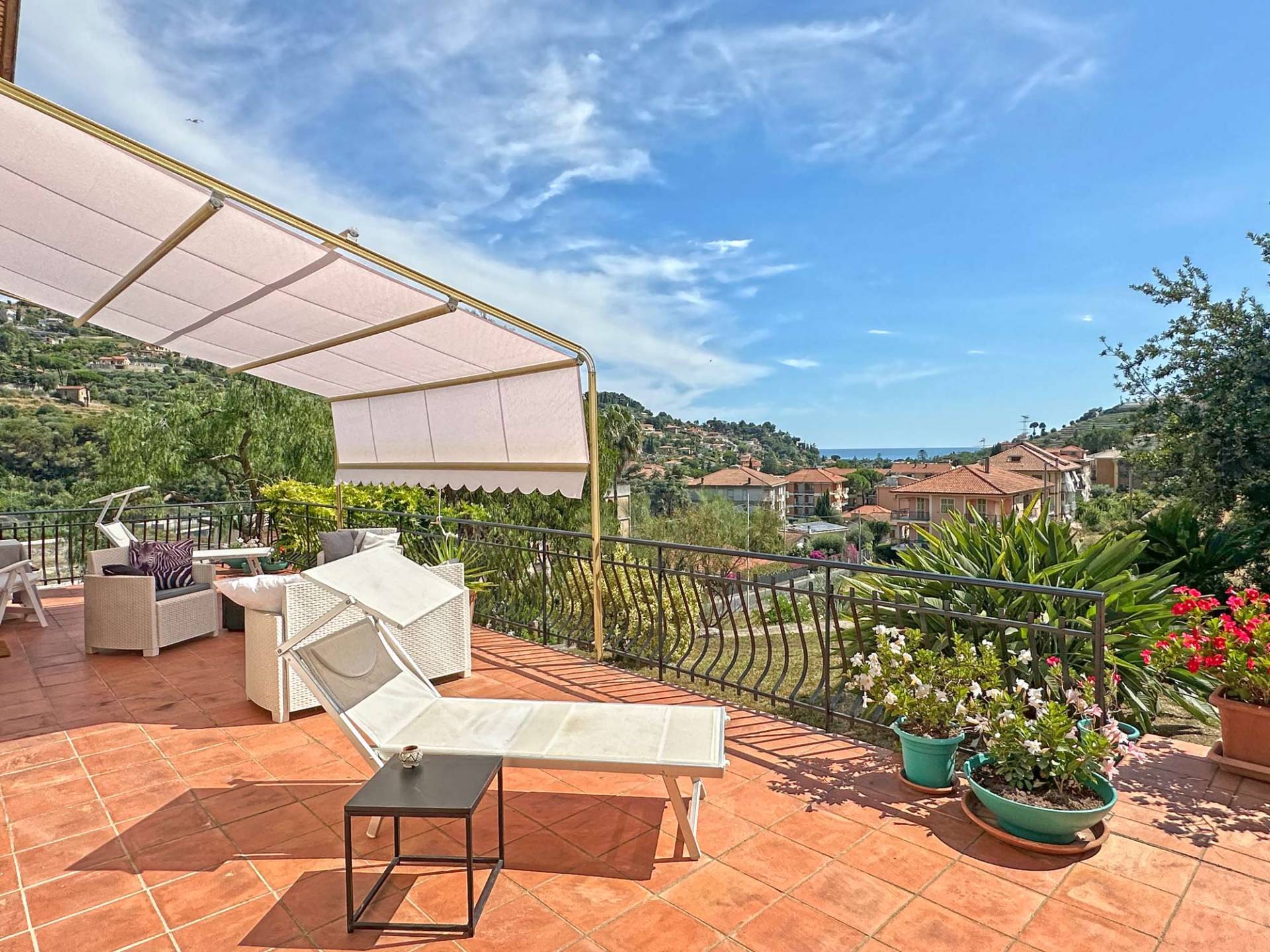 Multi-family villa for sale in Bordighera with a garden and excellent views