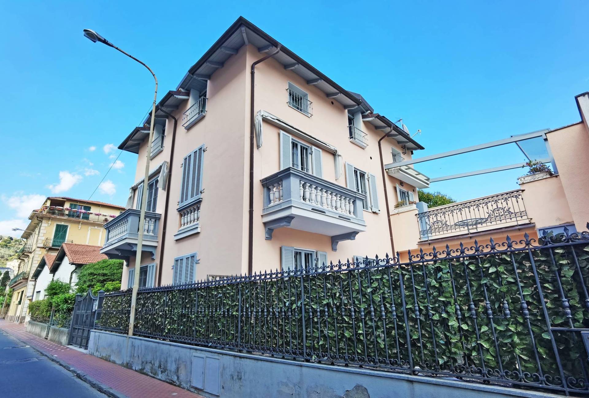 Multifamily villa for sale in Bordighera