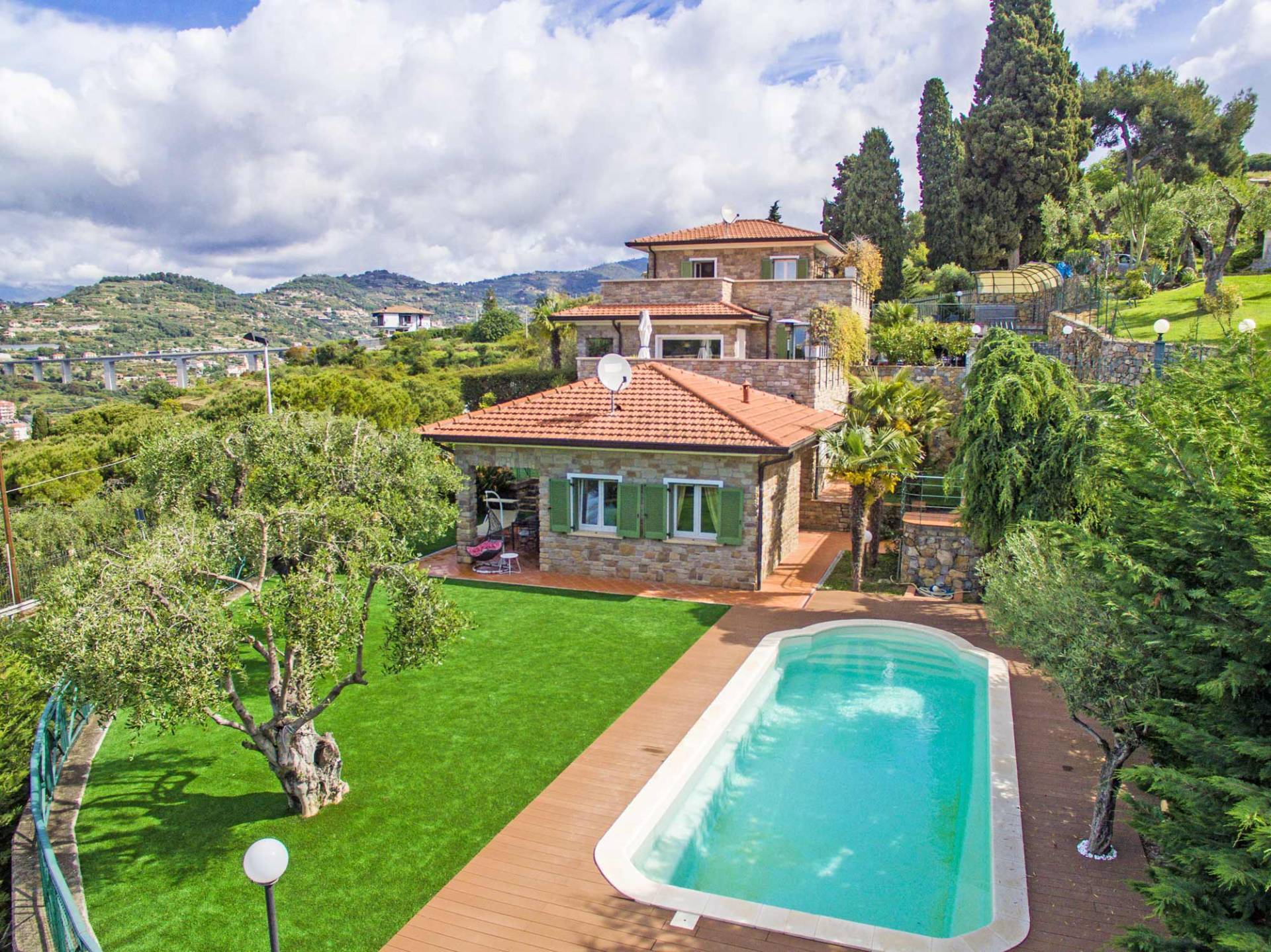 Bordighera, enchanting villa for sale with swimming pool and outstanding sea view