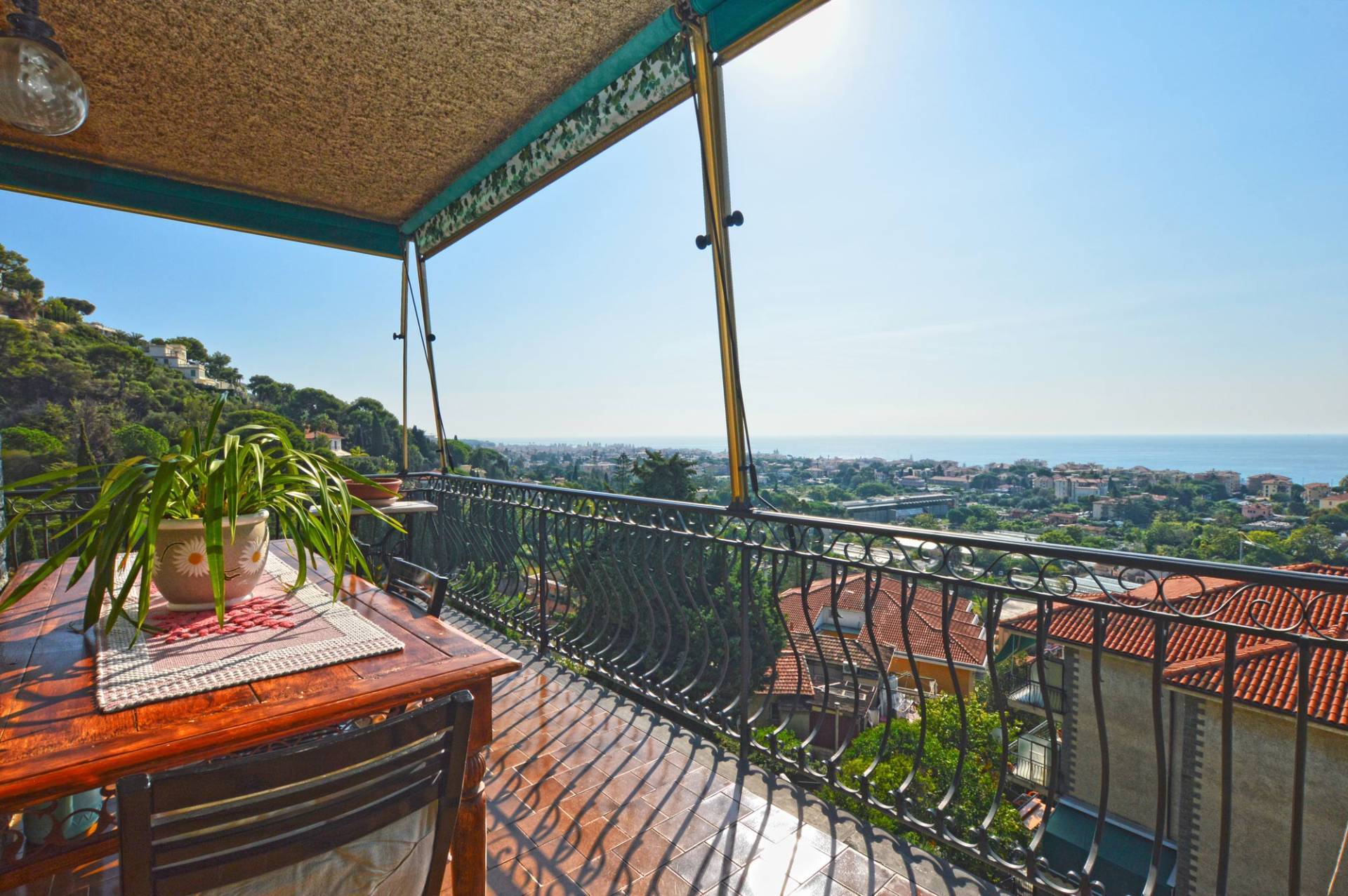 Penthouse for sale in Bordighera with stunning sea view