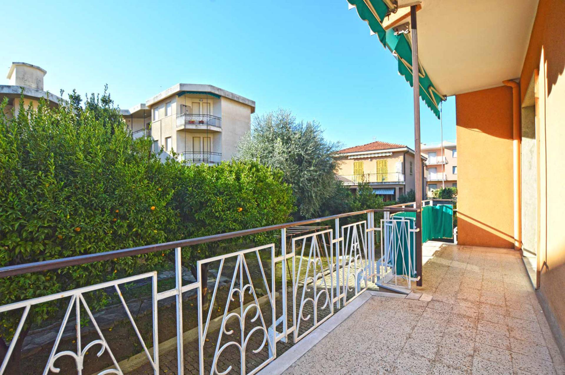 Apartment for sale in Bordighera with garage just a few steps from the sea