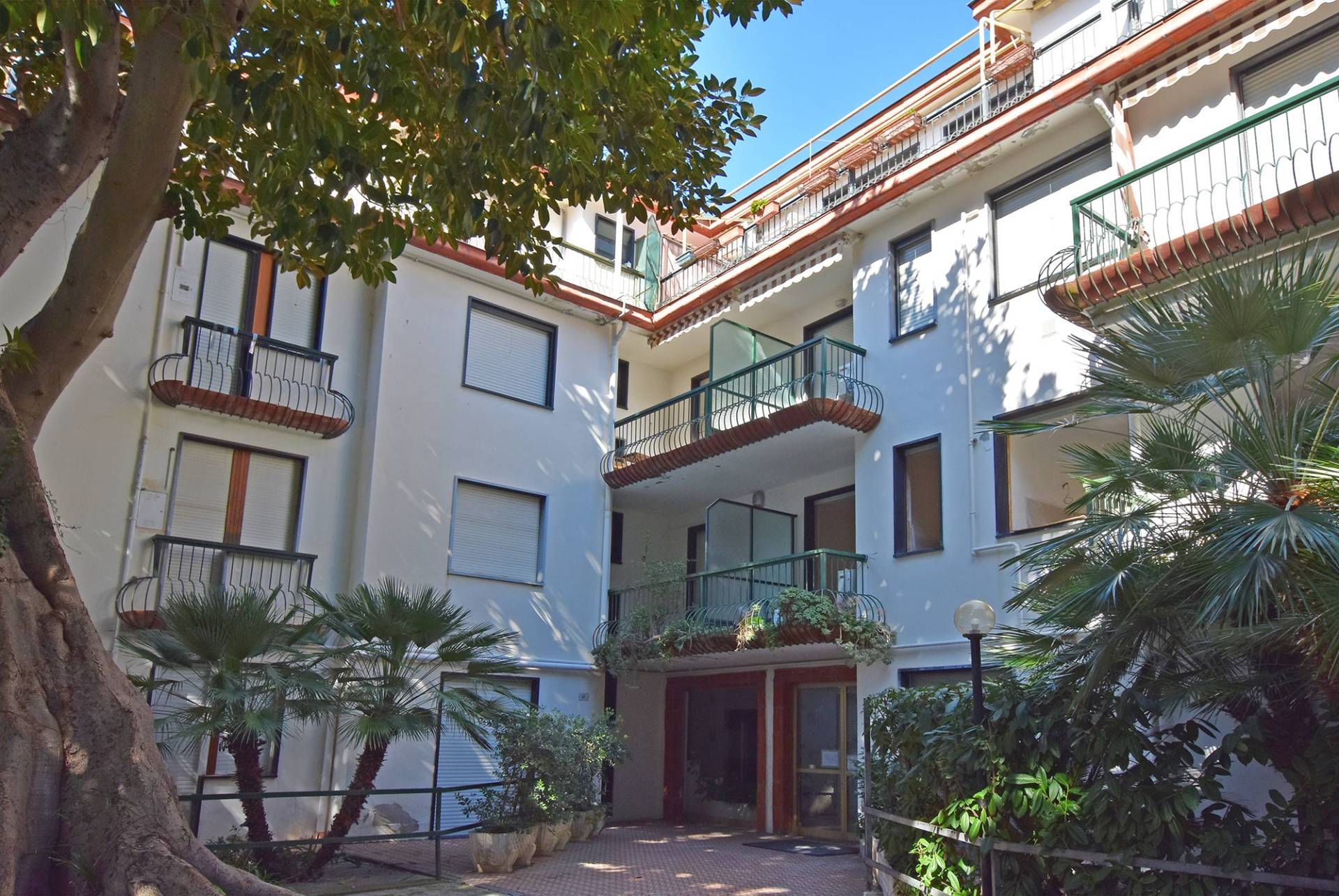 Apartment for sale in San Remo with terrace and covered parking space, just a few metres from the pristine sandy beaches