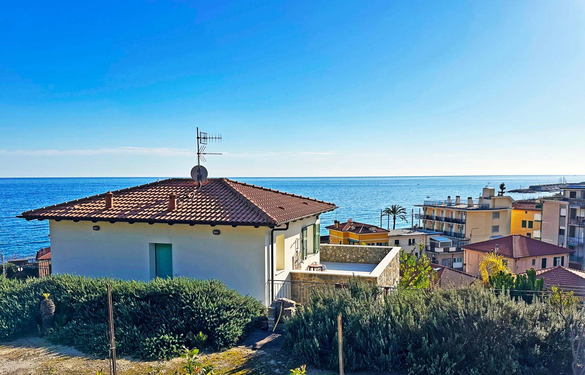 Bordighera, recently built villa for sale a few steps away from the sea, with convenient outdoor space, parking spaces and sea view