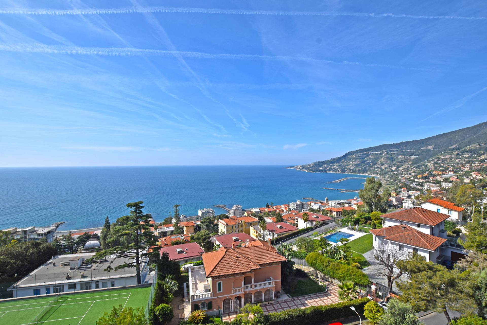 In one of the most prestigious streets of Ospedaletti, in an exclusive residential complex surrounded by greenery, elegant apartment for sale on the third and top floor with elevator. The residence
