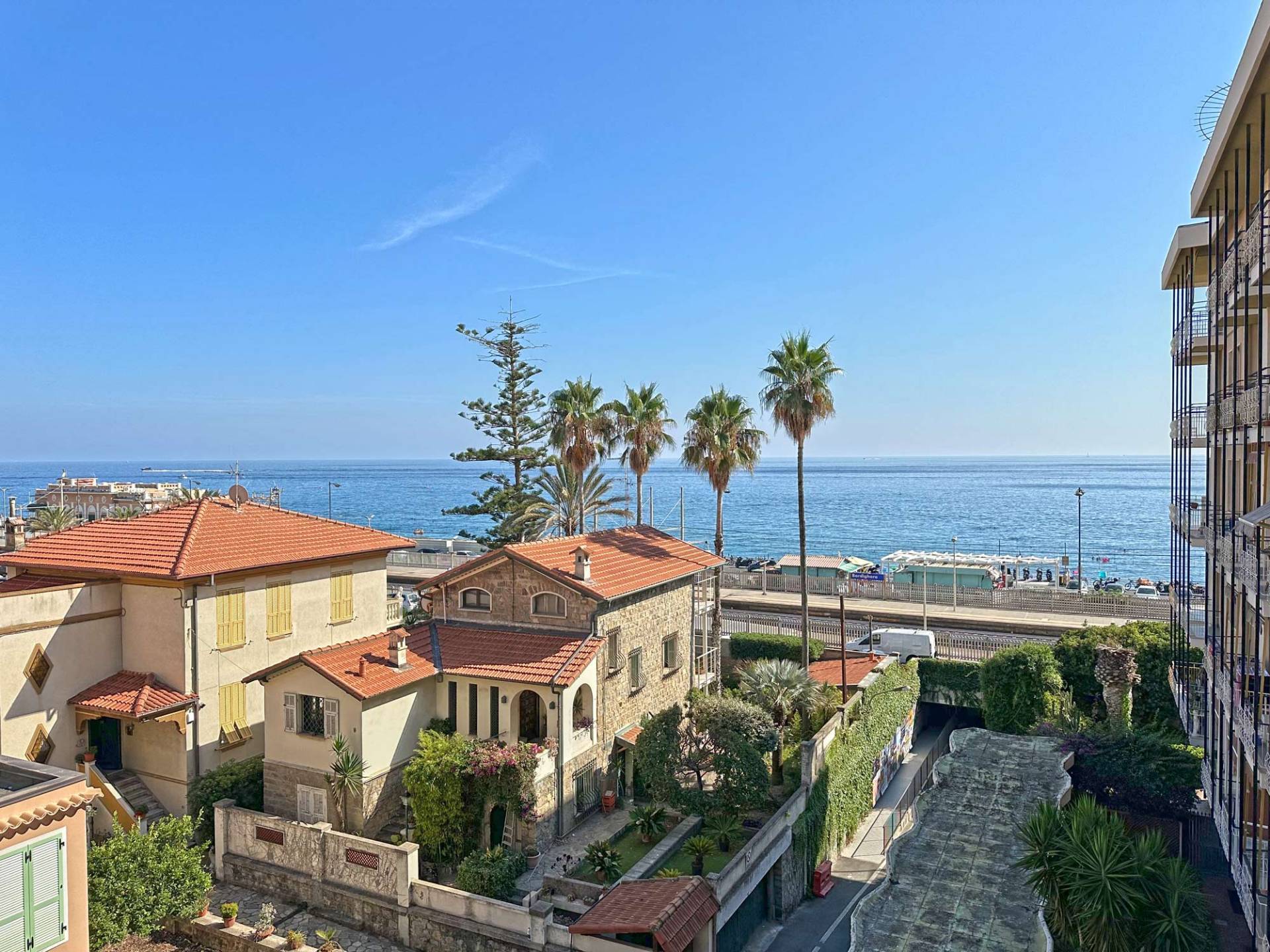 Completely renovated 2 bedroom apartment with sea view for sale in central Bordighera
