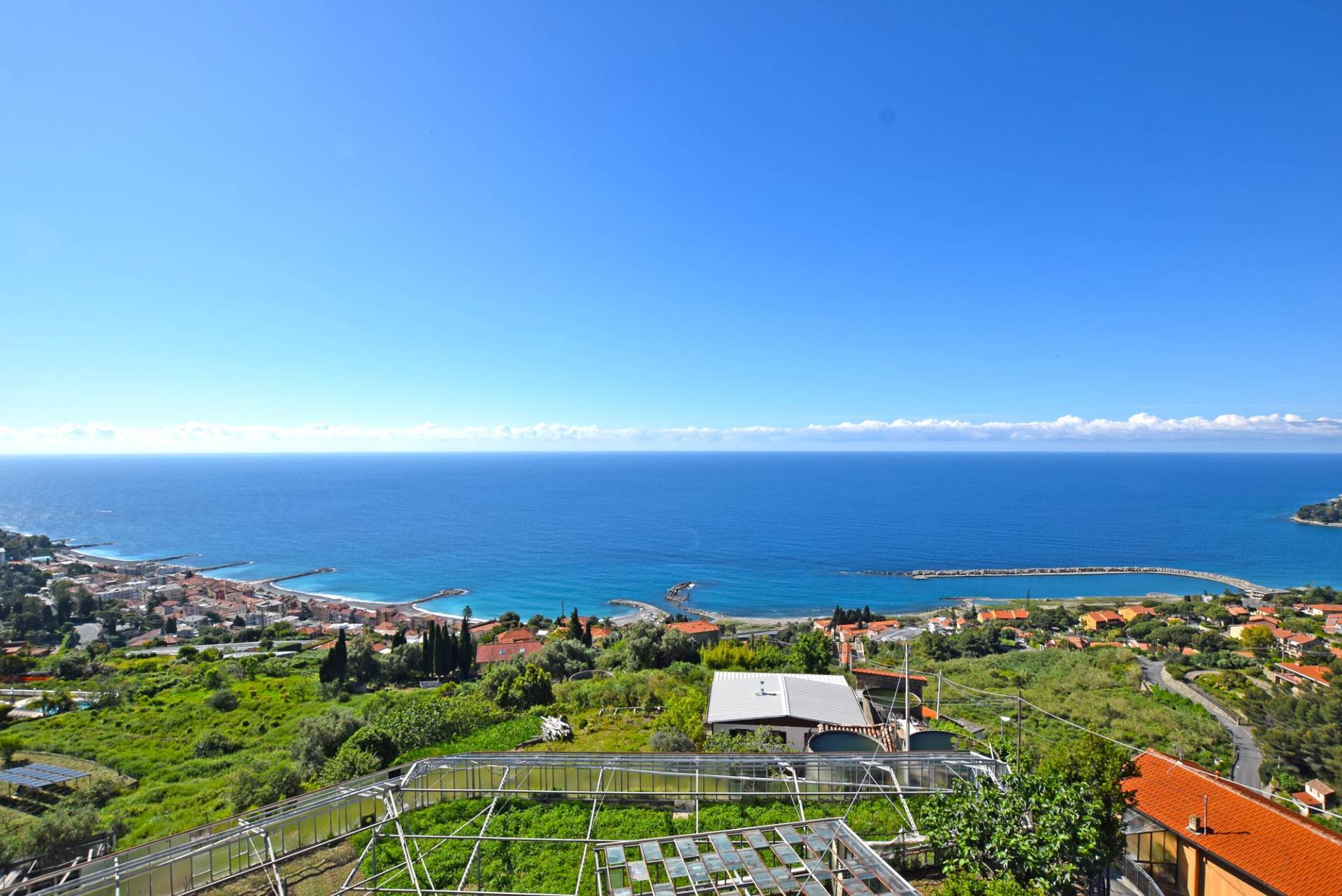 In one of Ospedaletti’s most charming areas, near the beautiful Sanctuary of the Madonna delle Porrine, an authentic Ligurian home is for sale