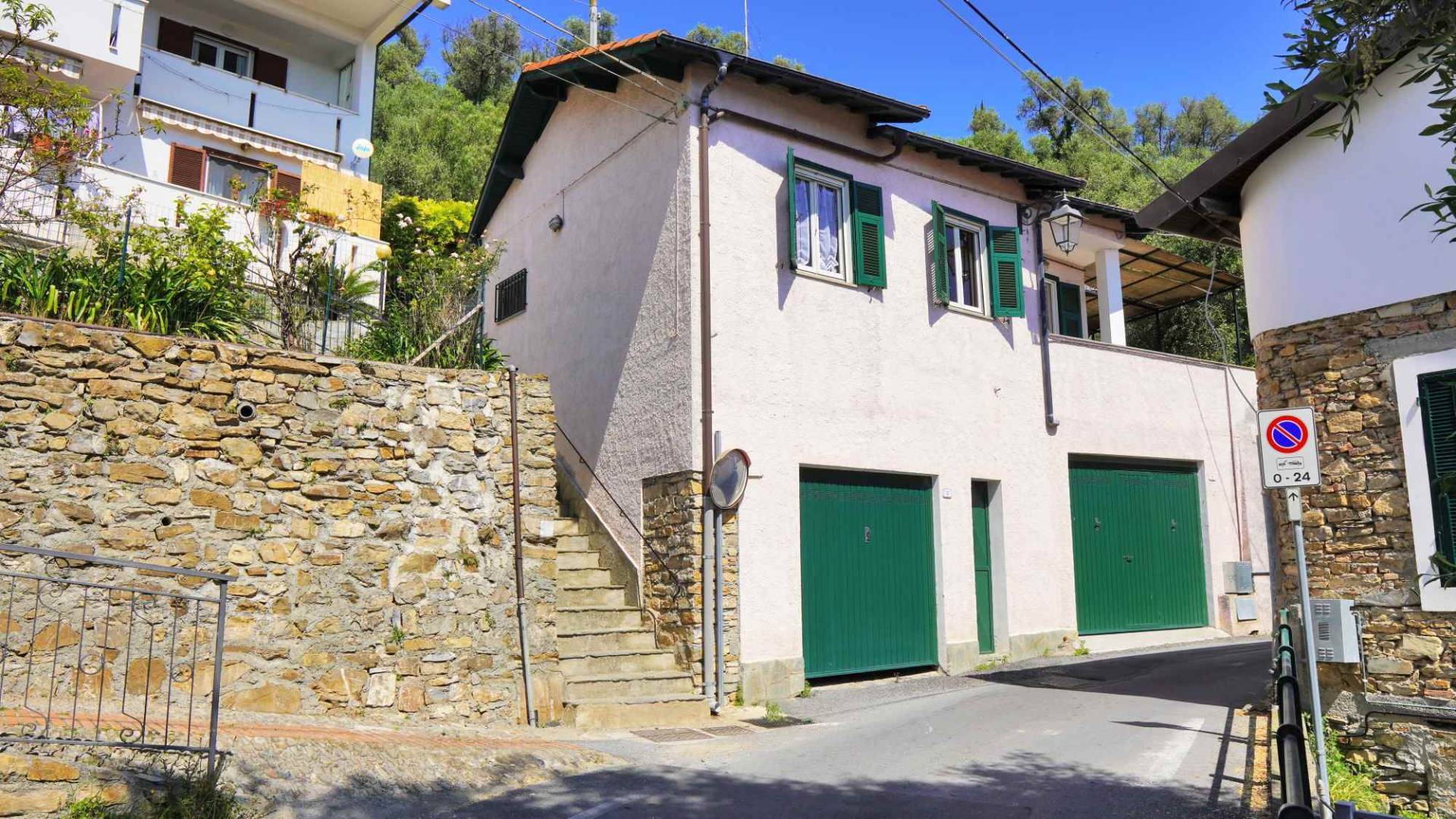 Town house with private garden for sale in Pompeiana