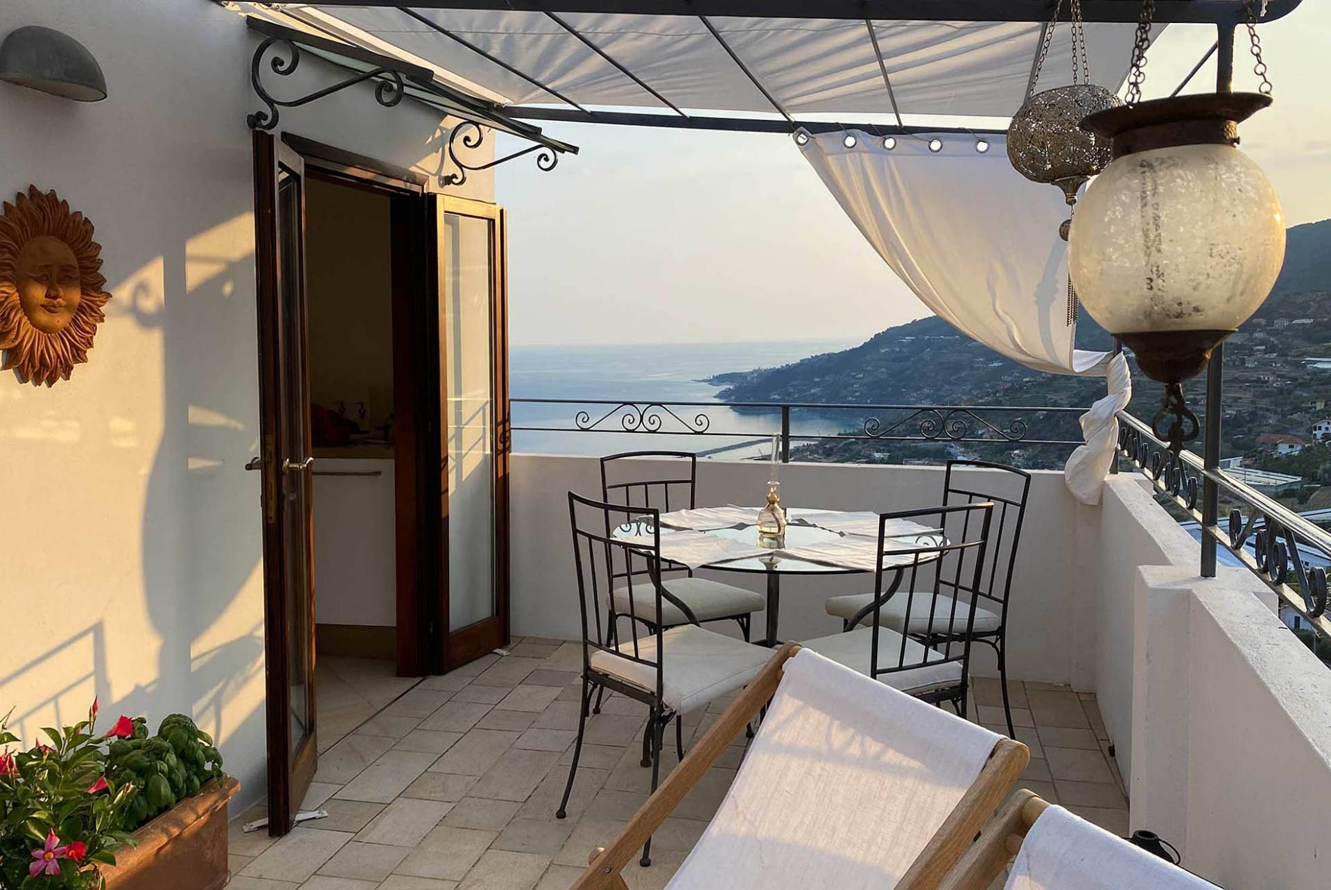 Charming Ligurian Townhouse with breathtaking sea views and Rooftop terrace in Coldirodi, San Remo